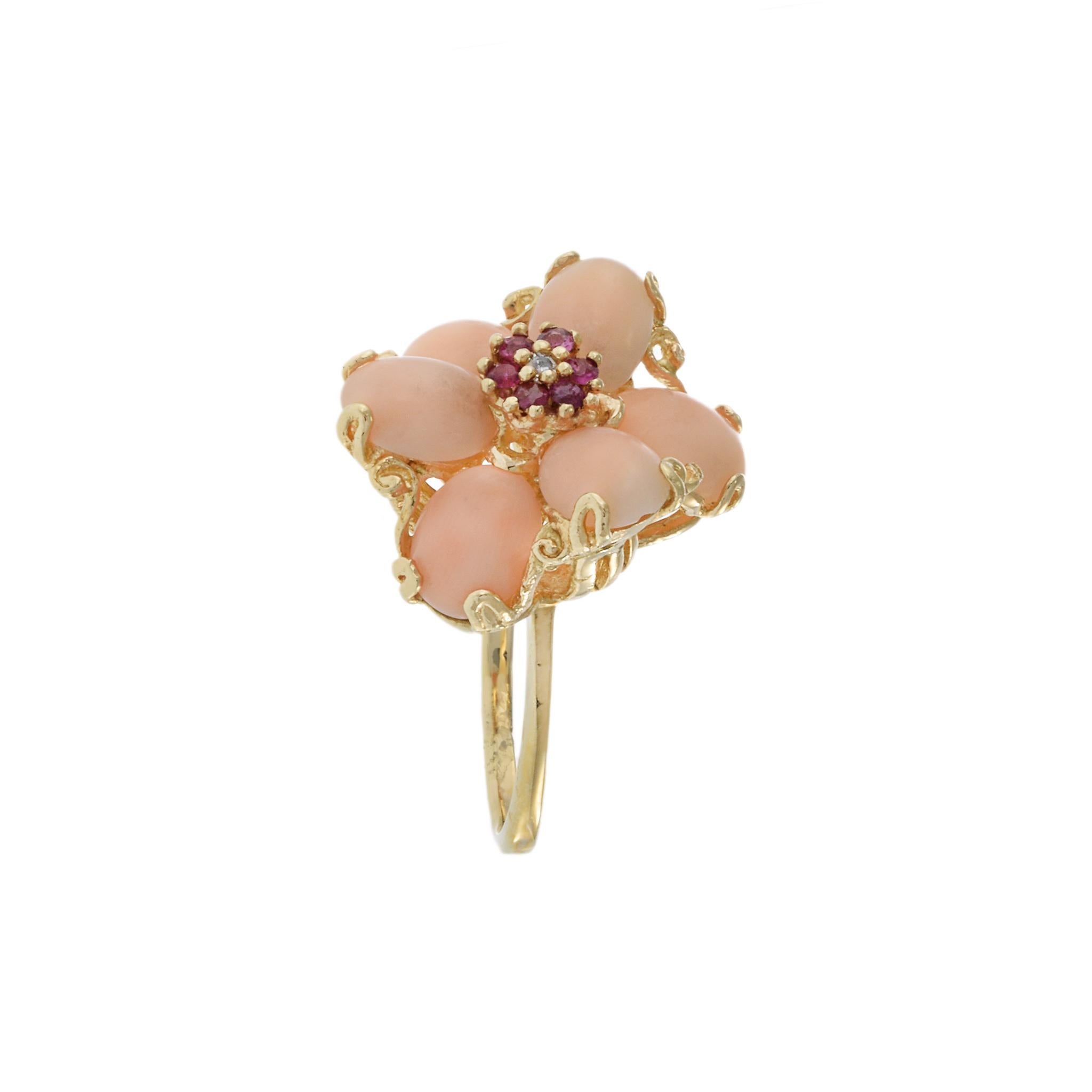 Anillo vintage de oro amarillo de 14 quilates de los años 70 con coral piel de ángel, rubí y diamantes Corte redondo en venta