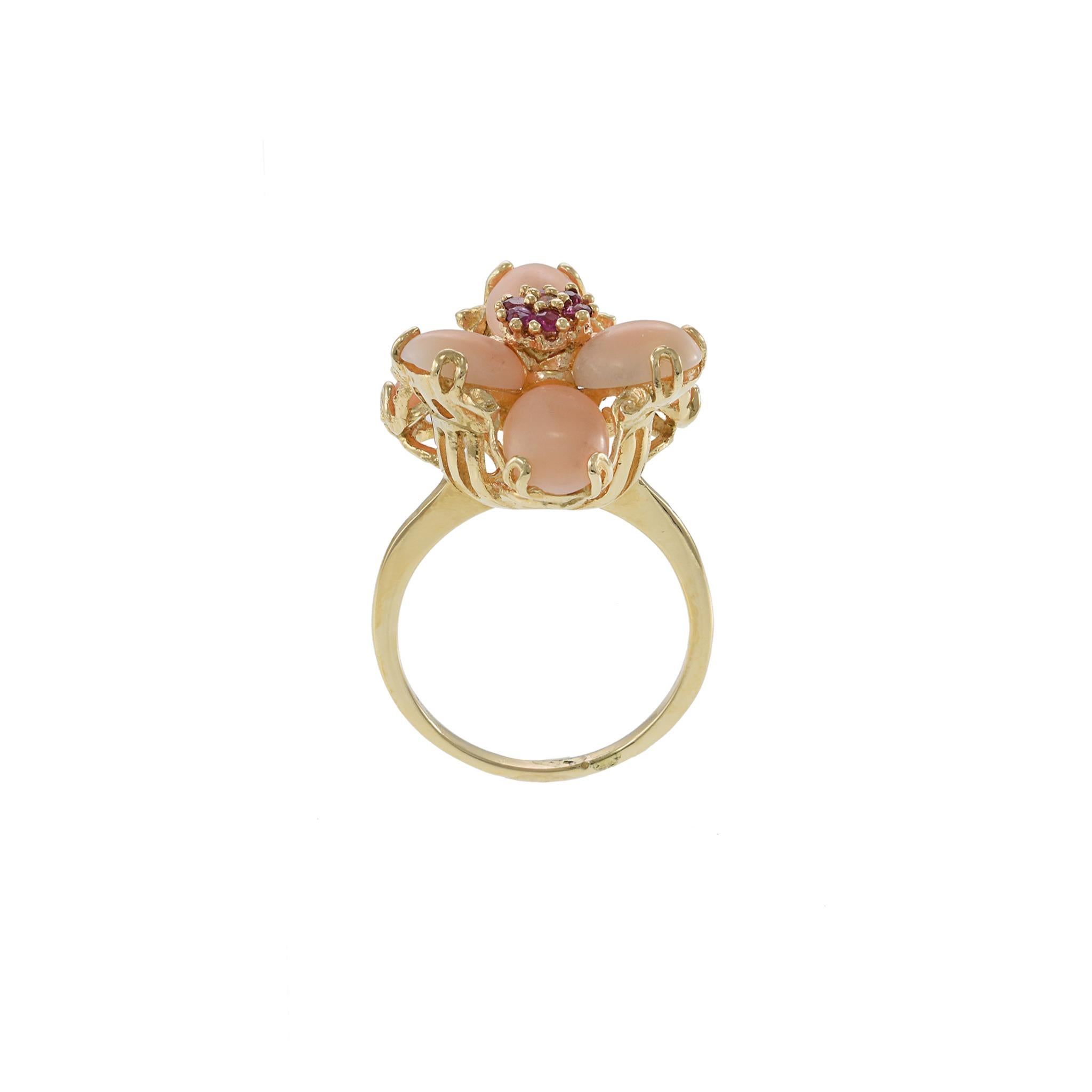 Anillo vintage de oro amarillo de 14 quilates de los años 70 con coral piel de ángel, rubí y diamantes en Excelente estado para la venta en New York, NY