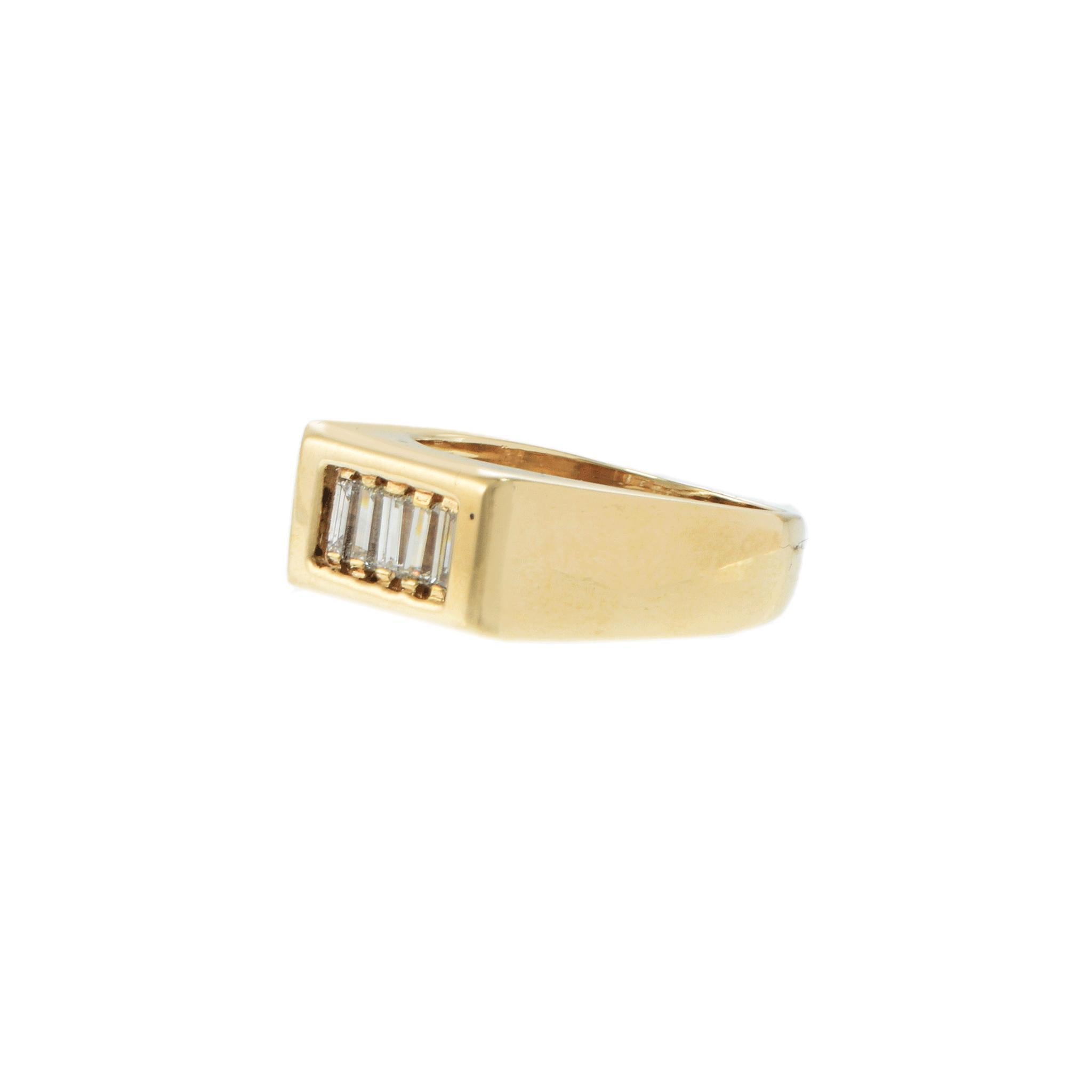 Des lignes épurées et un côté vintage définissent cette bague des années 1970, sertie en or jaune 14KT massif de cinq diamants baguettes alignés verticalement. Les diamants totalisent 1,00 carat (couleur G-H, pureté VS1-VS2) et sont encadrés dans