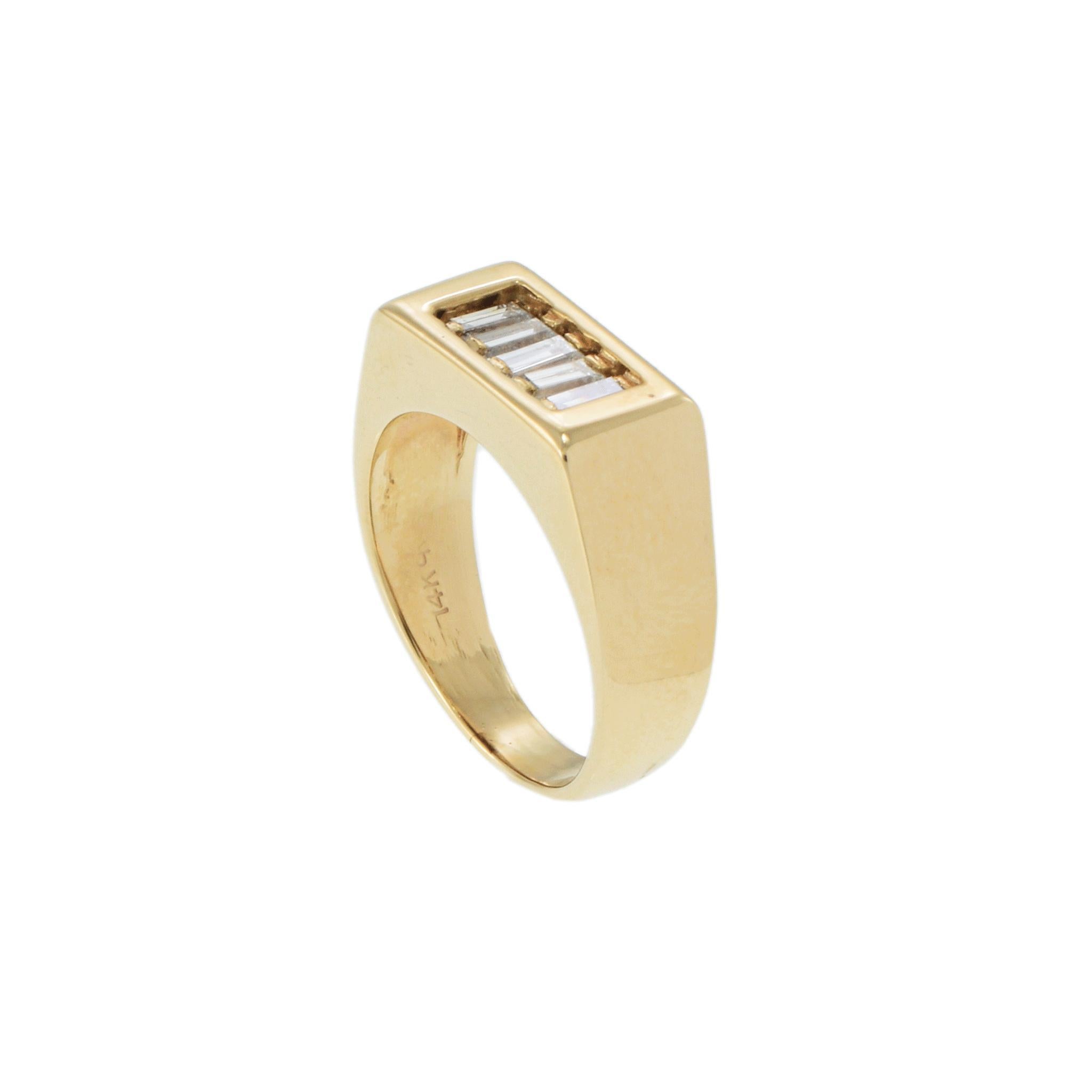 Taille baguette Vintage 1970s 14KT Yellow Gold Baguette Diamond Five-Stone Ring (bague à cinq pierres en or jaune) en vente