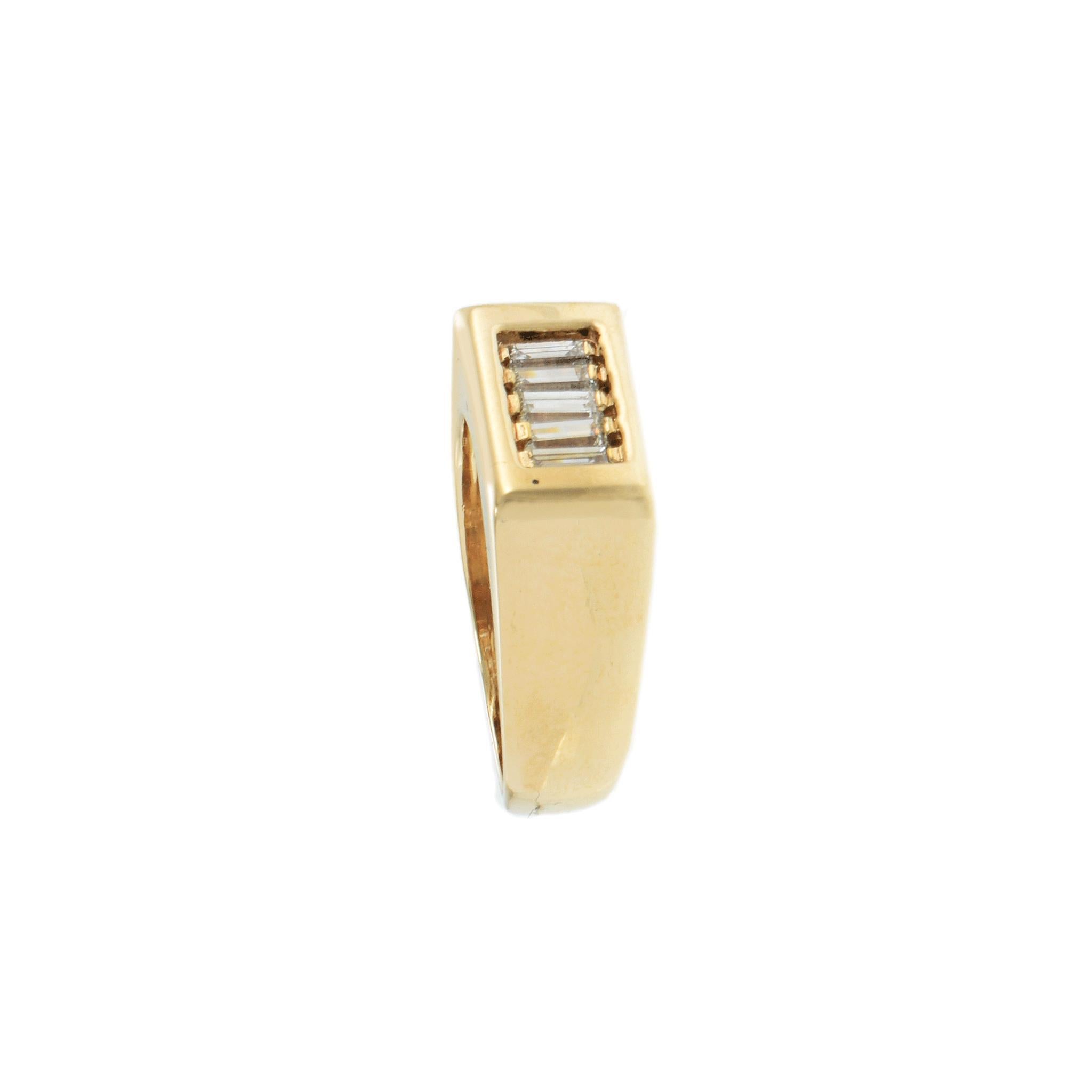 Vintage 1970s 14KT Yellow Gold Baguette Diamond Five-Stone Ring (bague à cinq pierres en or jaune) Unisexe en vente