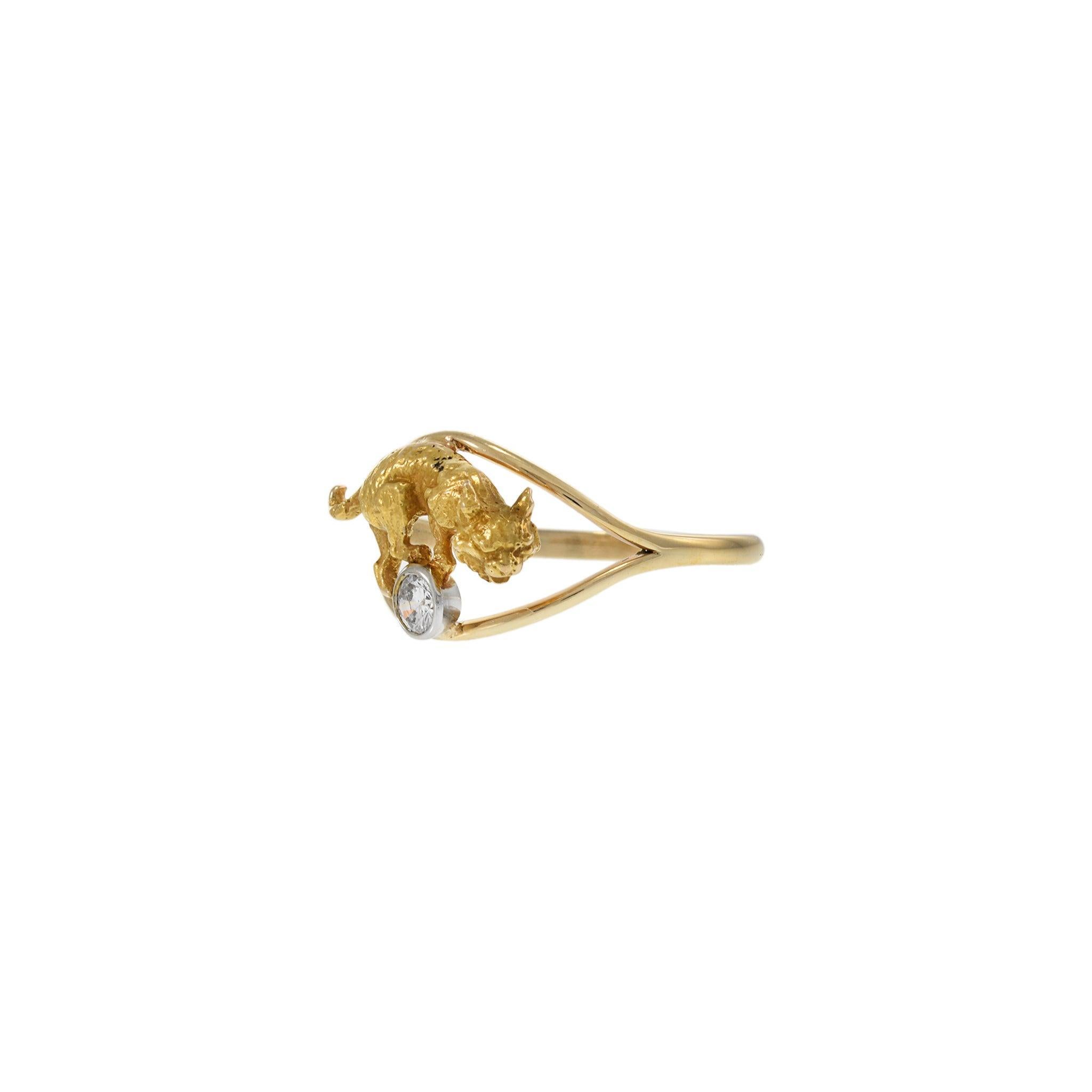 Dieser Ring aus 14-karätigem Gelbgold ist ein bezauberndes Schmuckstück aus den 1970er Jahren. Er zeigt ein detailliert ausgearbeitetes Katzenmotiv, das spielerisch in der Mitte des Weges eingefangen wurde. Die Katze wird von einer offenen,