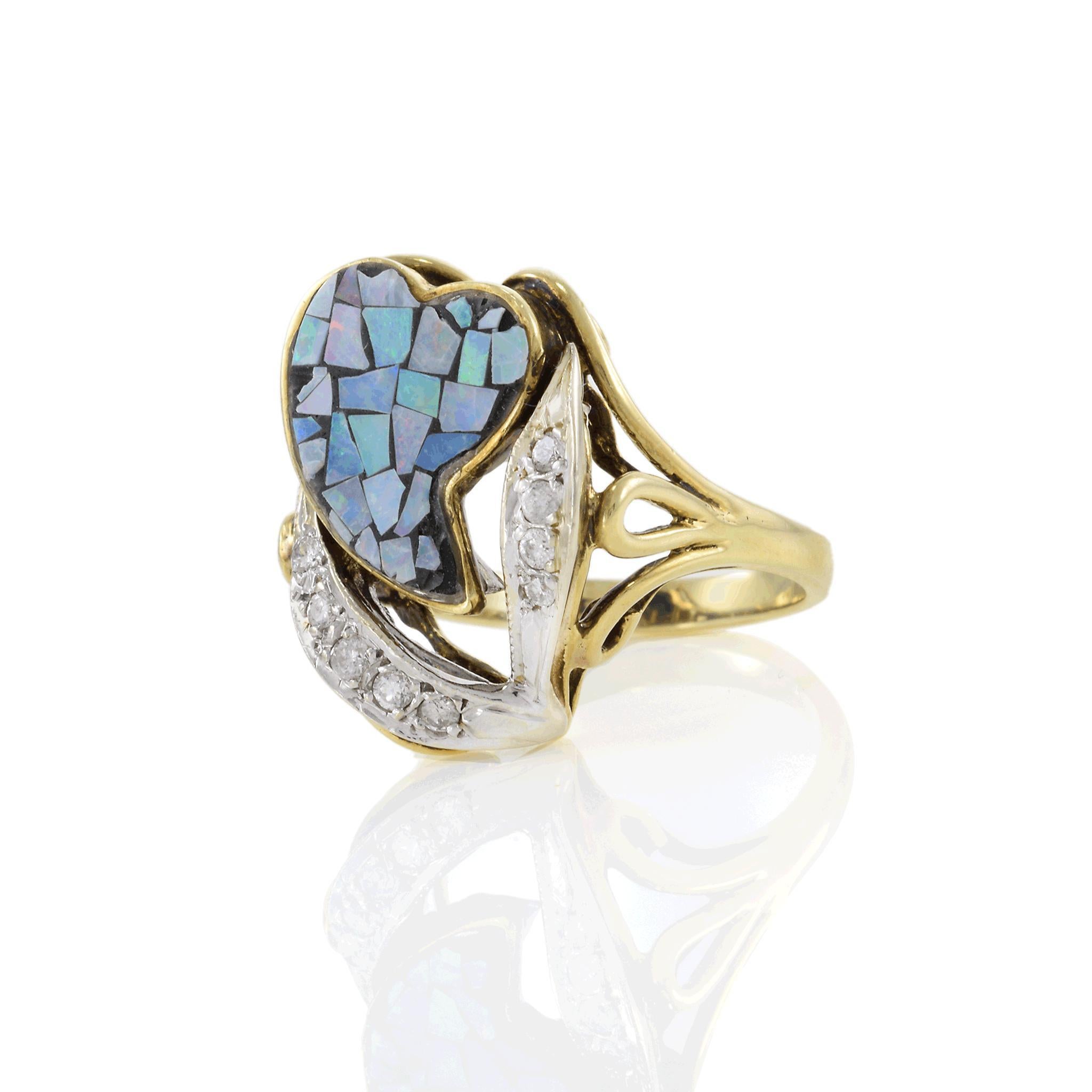 Dieser wunderschöne Vintage-Ring hat ein einzigartiges herzförmiges Design, das aus 14 Kt. Gelbgold gefertigt und mit einer Mosaik-Opal-Einlage verziert ist. Das atemberaubende Stück ist außerdem mit 0,20 Karat Diamanten im Rundschliff verziert, die