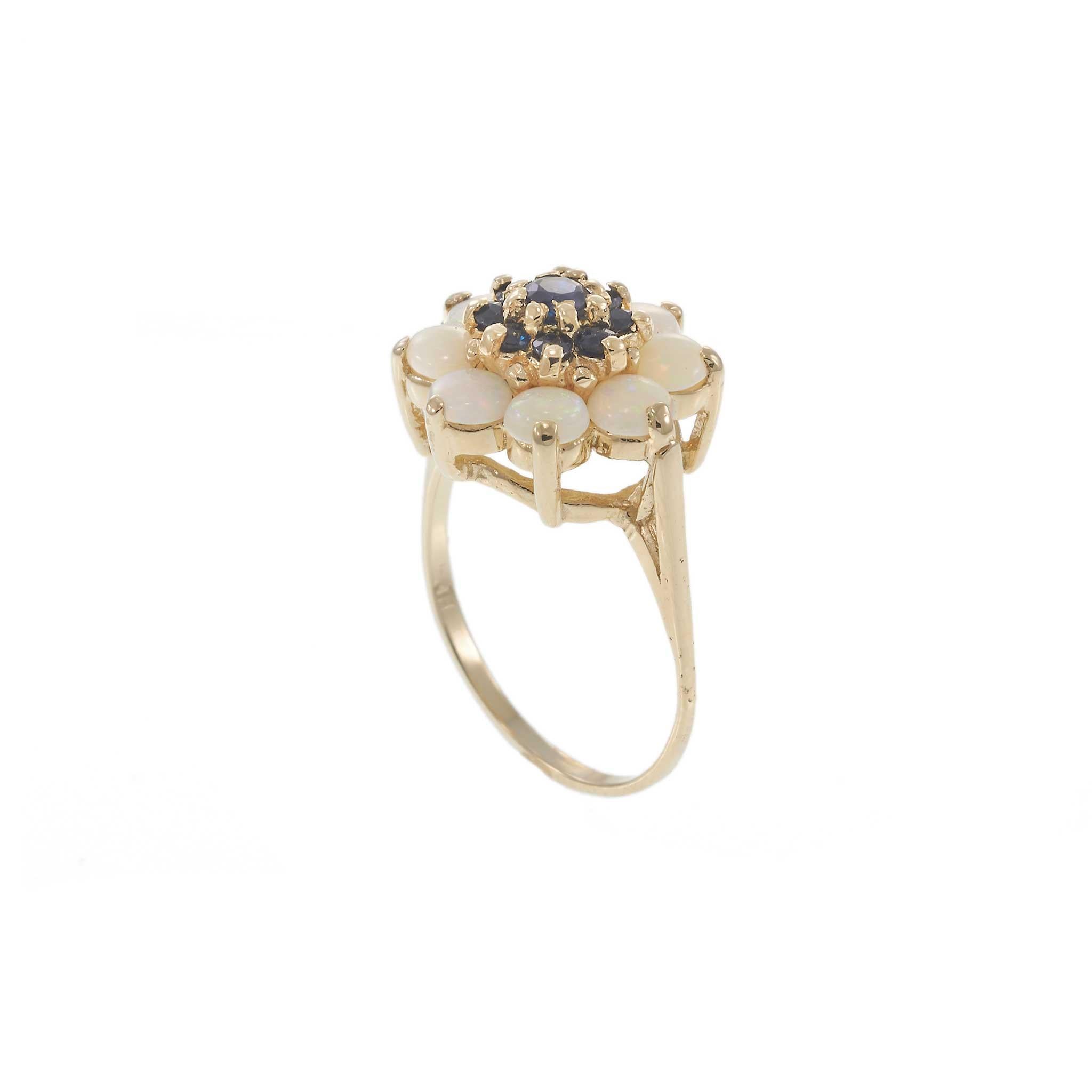 Taglio rotondo Anello a grappolo in oro giallo 14KT vintage 1970 con opale e zaffiro blu in vendita