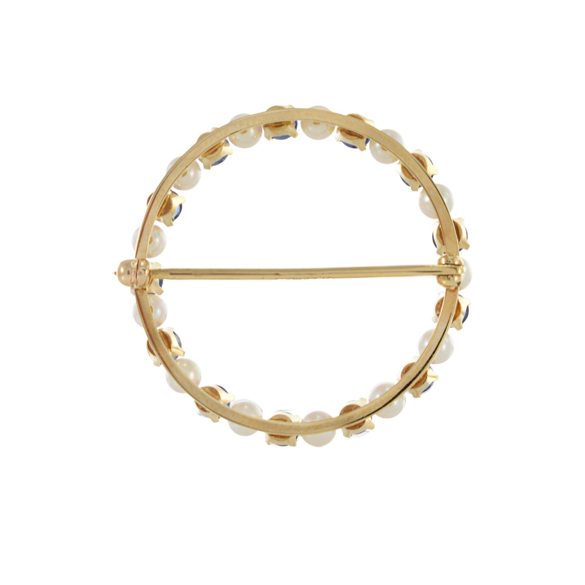 Contemporaneo Vintage By 1970, spilla a cerchio in oro giallo 14KT con perle e zaffiri in vendita