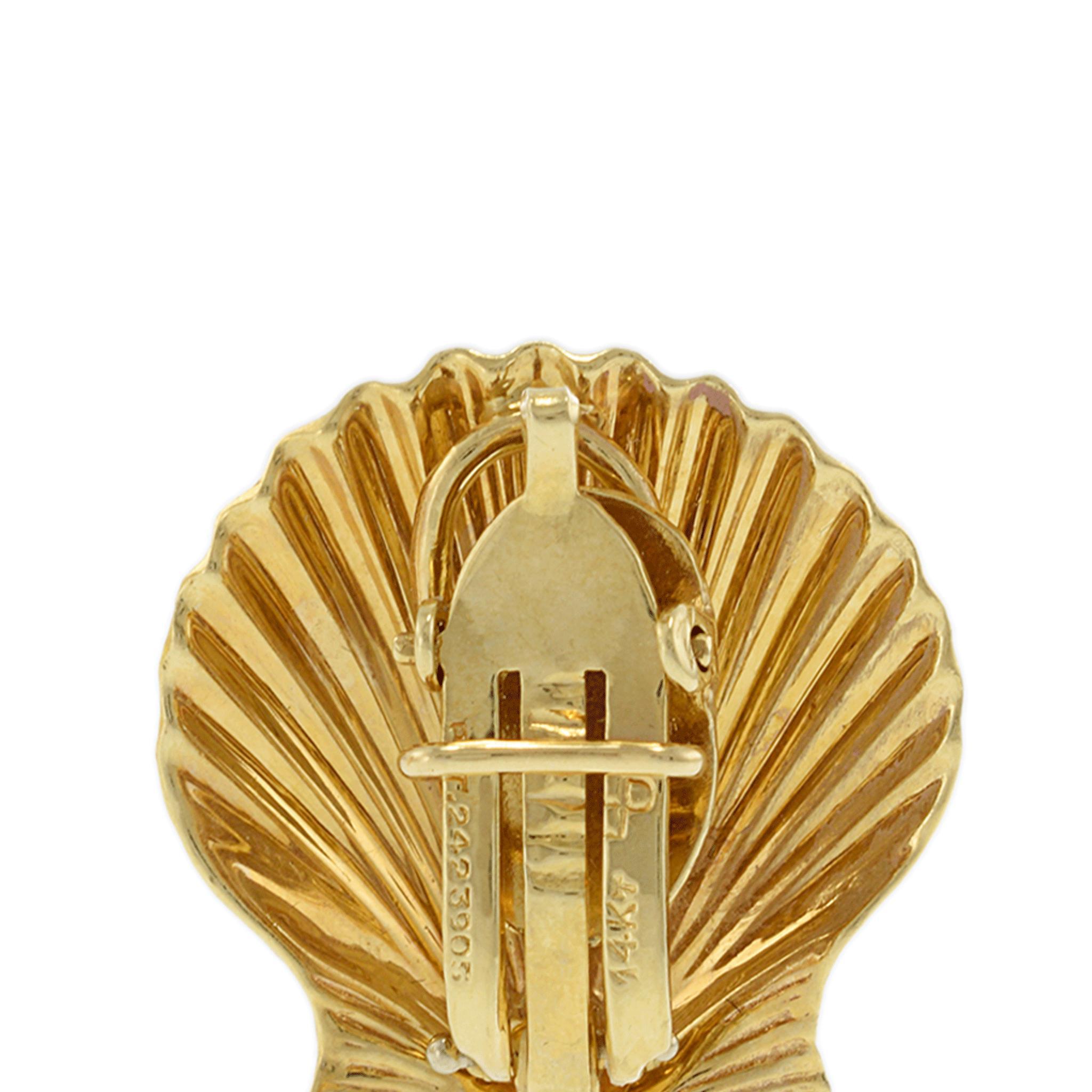 Vintage 1970s 14KT Yellow Gold Scallop Shell Earrings In Good Condition For Sale In New York, NY