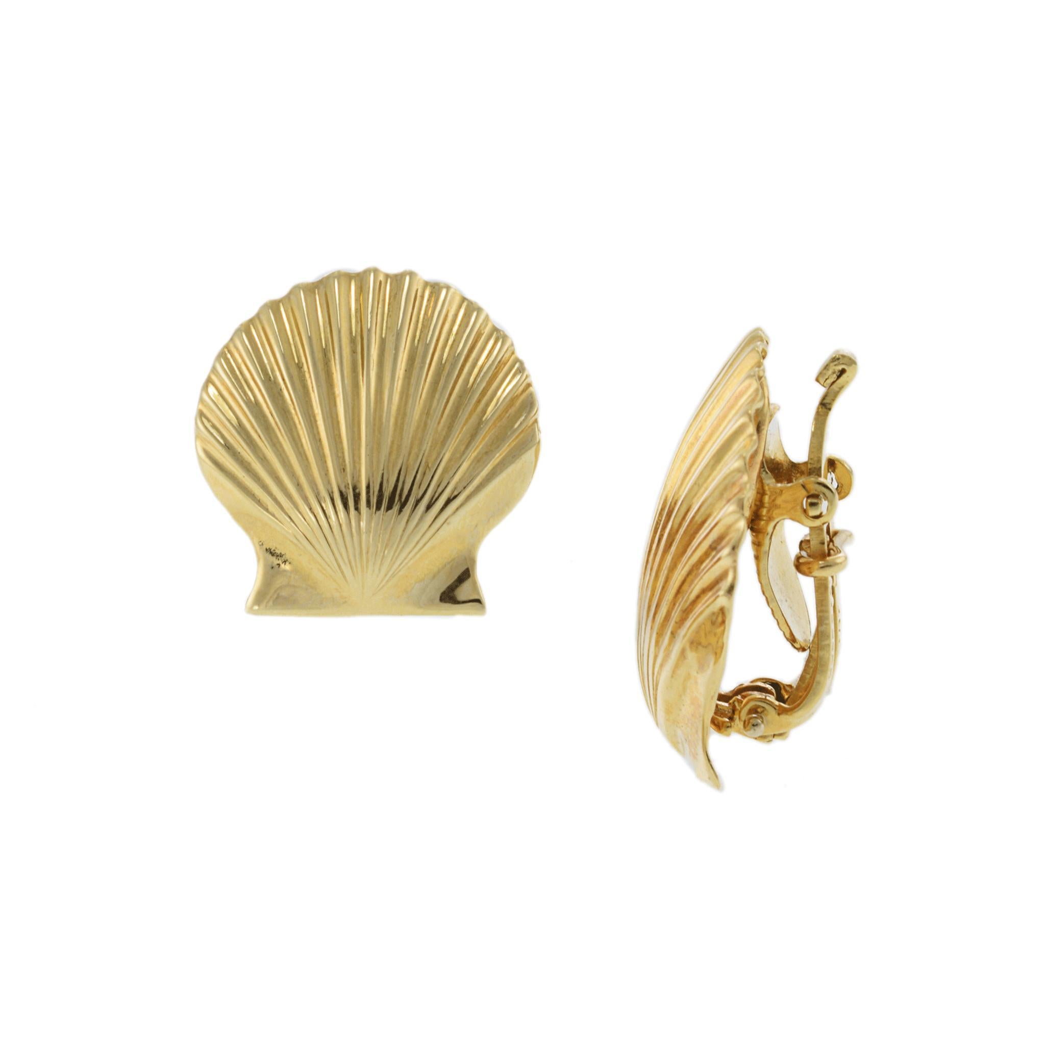 Women's Vintage 1970s 14KT Yellow Gold Scallop Shell Earrings For Sale