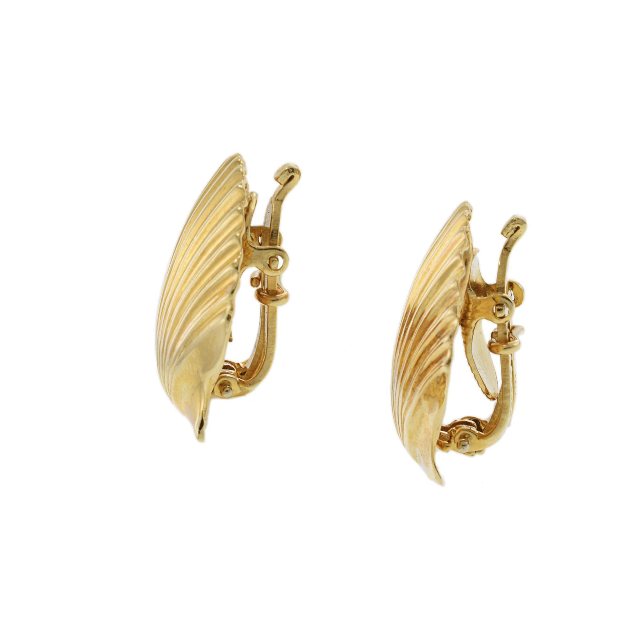 Vintage 1970s 14KT Yellow Gold Scallop Shell Earrings For Sale 1