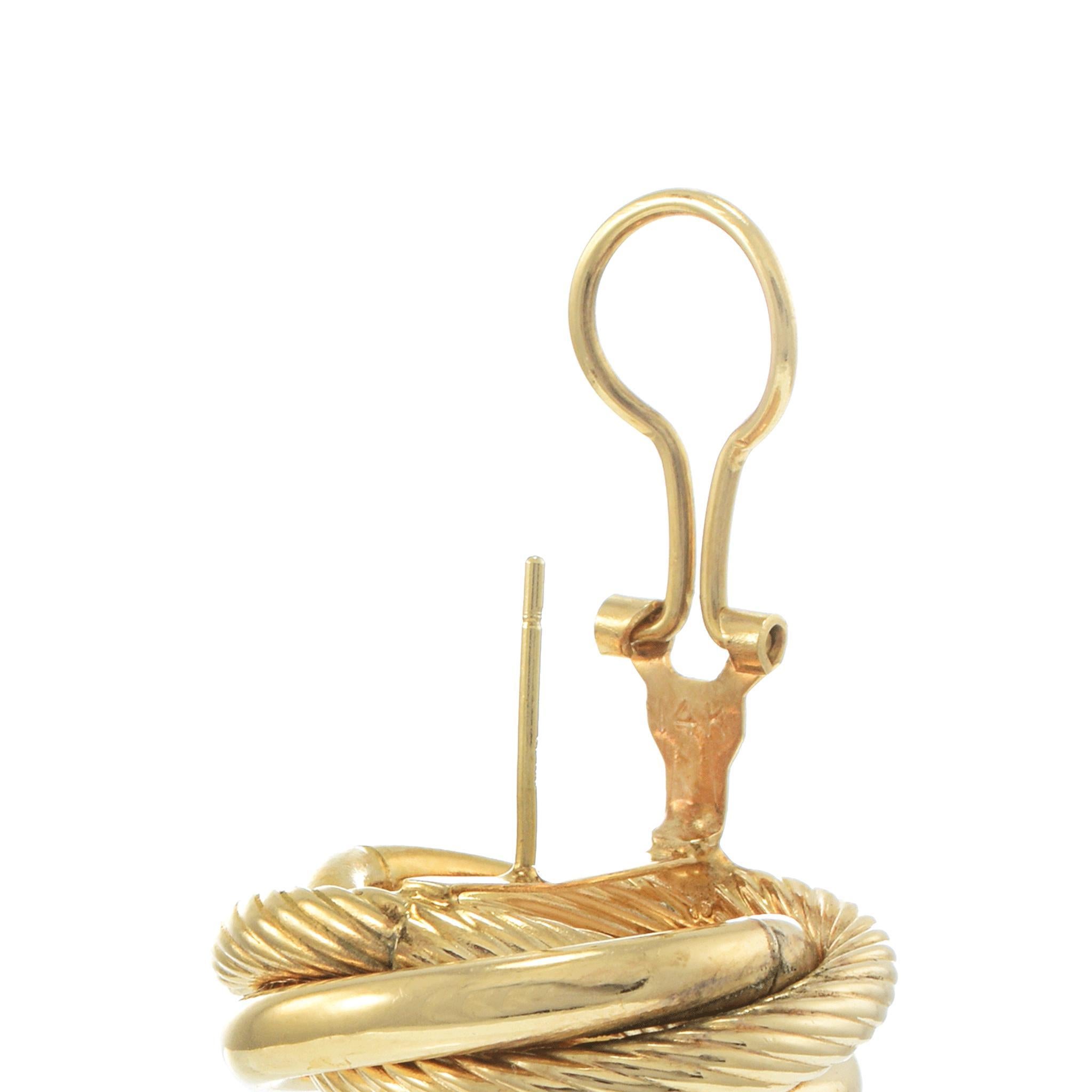 Vintage 1970s 14KT Yellow Gold Swirl Earrings with 15mm Mobe Pearls In Good Condition For Sale In New York, NY