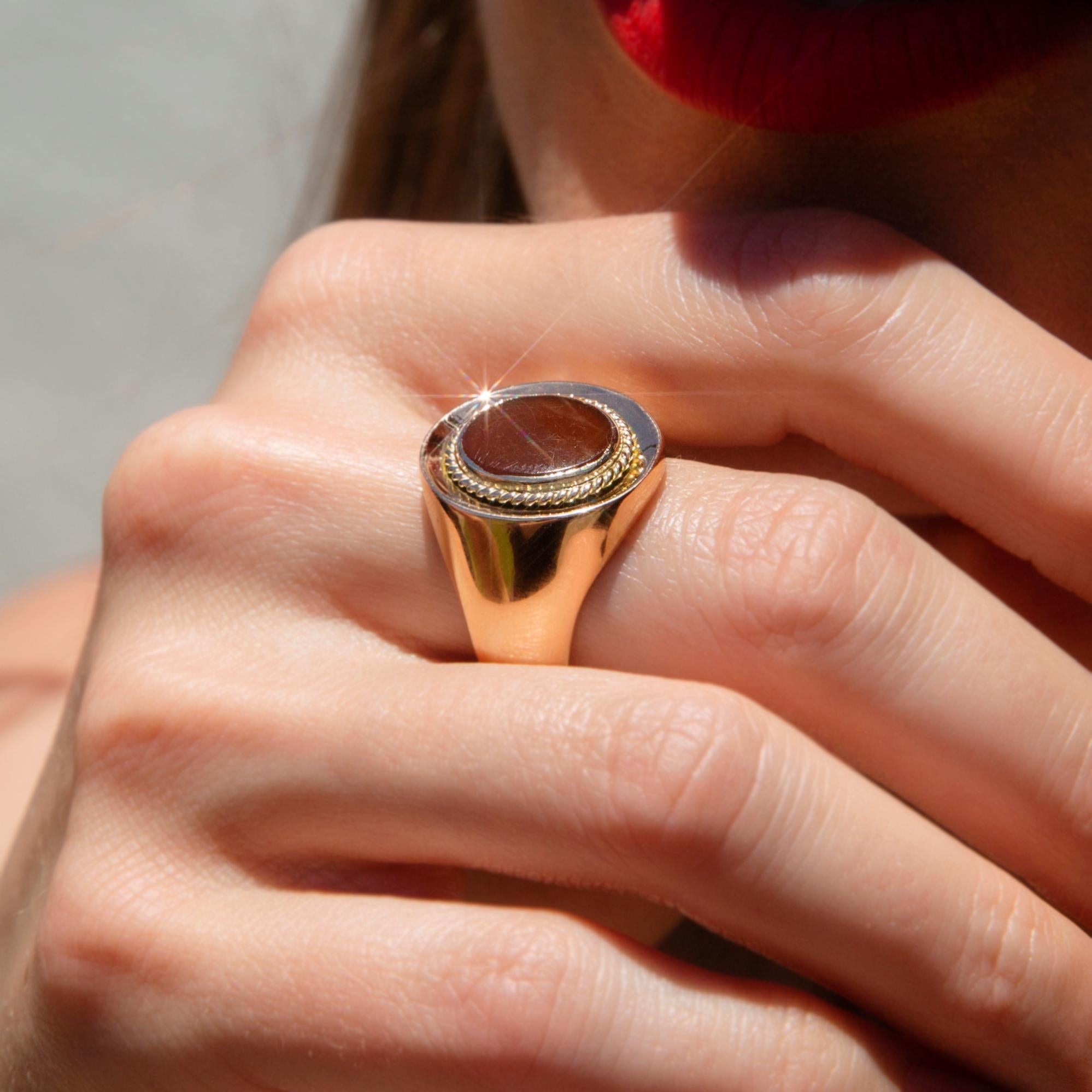 Vintage 1970s 18 Carat Yellow Gold Rub Over Setting Carnelian Men's Signet Ring In Good Condition In Hamilton, AU