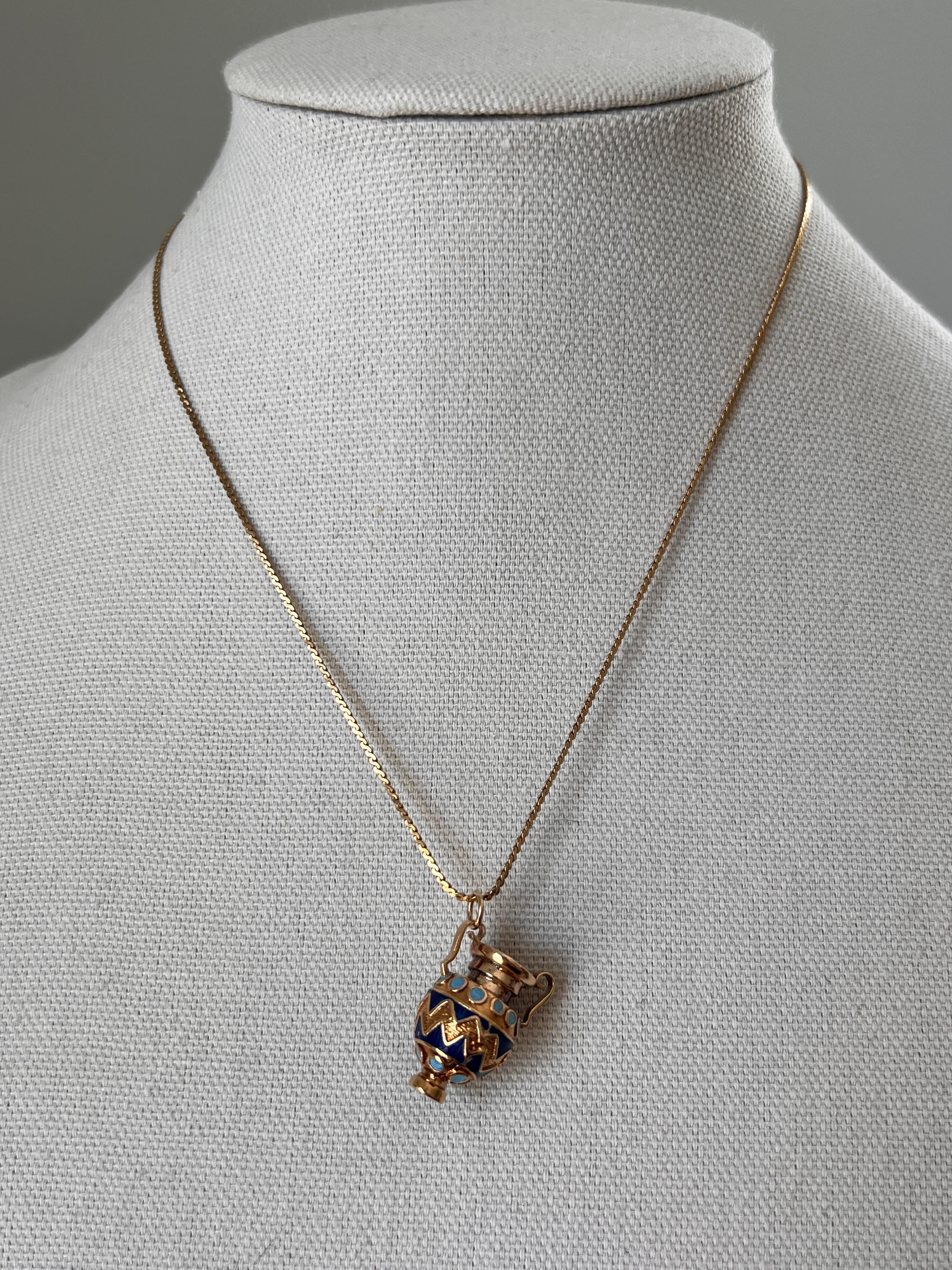 Ciondolo brocca d'acqua vintage anni '70 in oro giallo 18k e smalto blu in vendita 1
