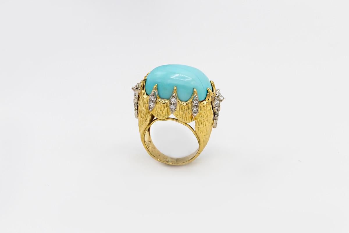 Vintage 1970's 18K Yellow Gold Oval Turquoise and Diamond Ring In Excellent Condition For Sale In New York, NY
