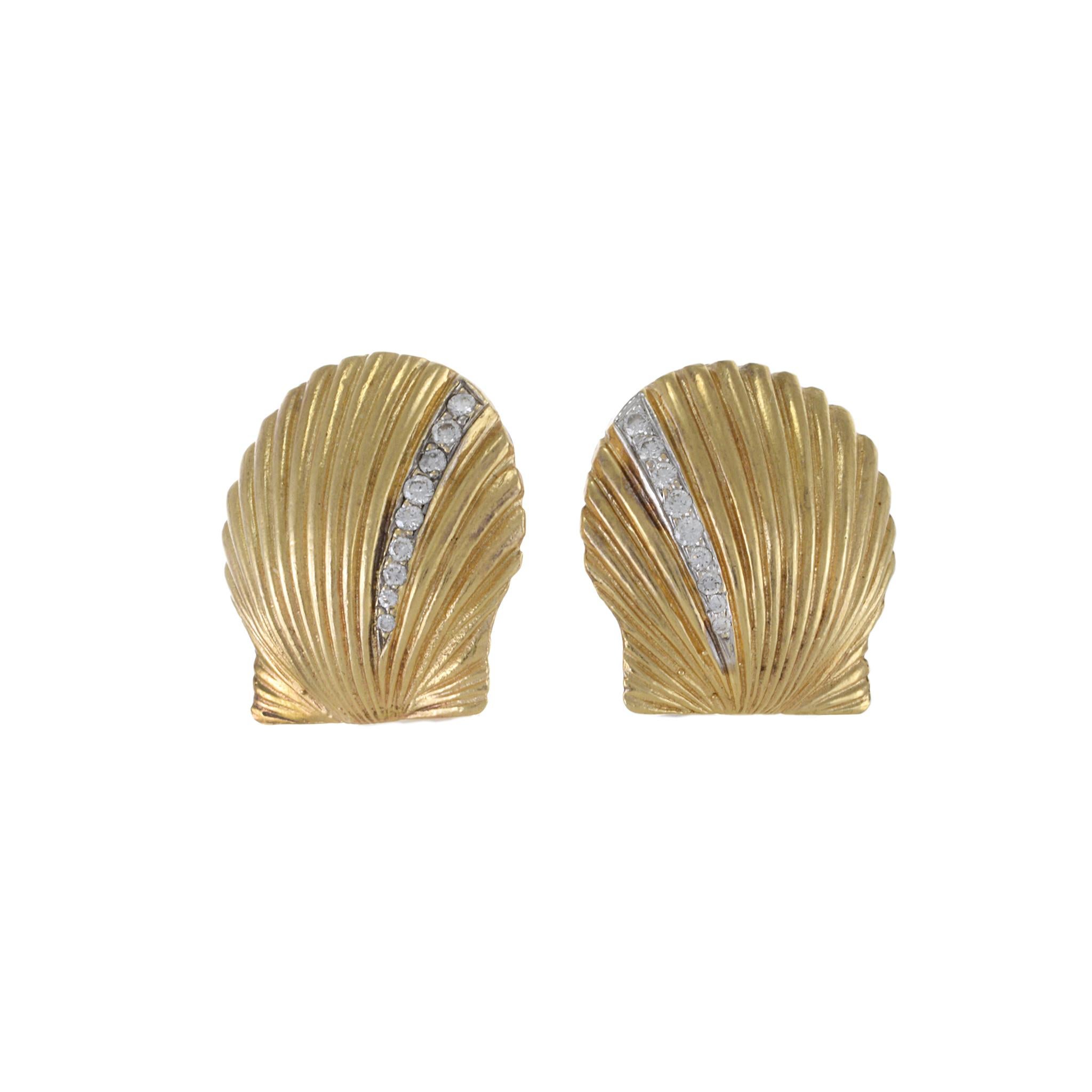 Vintage 1970s 18KT Gelbgold Diamond Scallop Ohrringe, mit einem klassischen Design mit zarten Muschel Details. Diese Ohrringe sind aus luxuriösem 18-karätigem Gelbgold gefertigt und strahlen zeitlose Eleganz aus. Verziert mit hochwertigen Diamanten