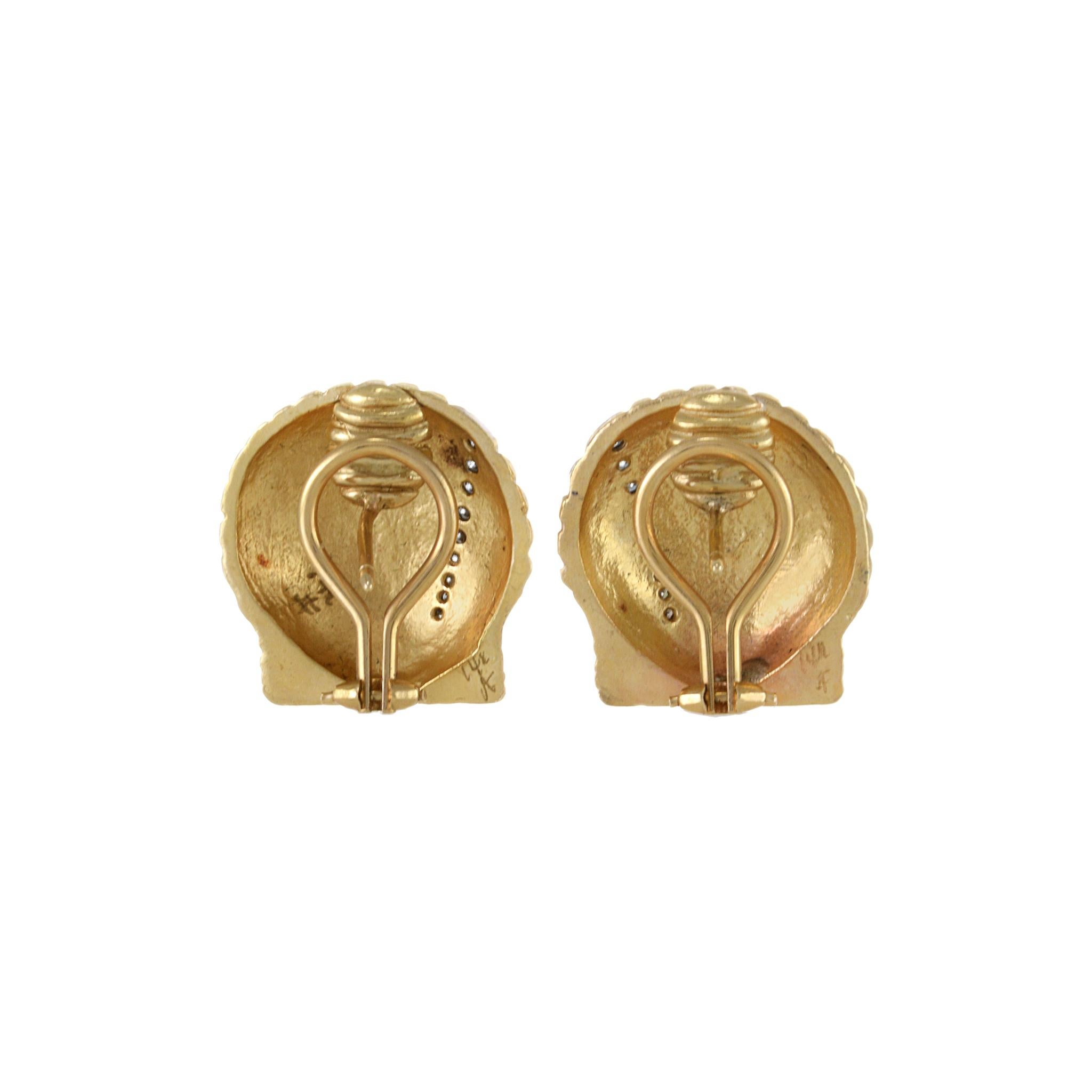 Vintage 1970er Jahre 18KT Gelbgold Diamant- Jakobsmuschel-Ohrringe (Rundschliff) im Angebot