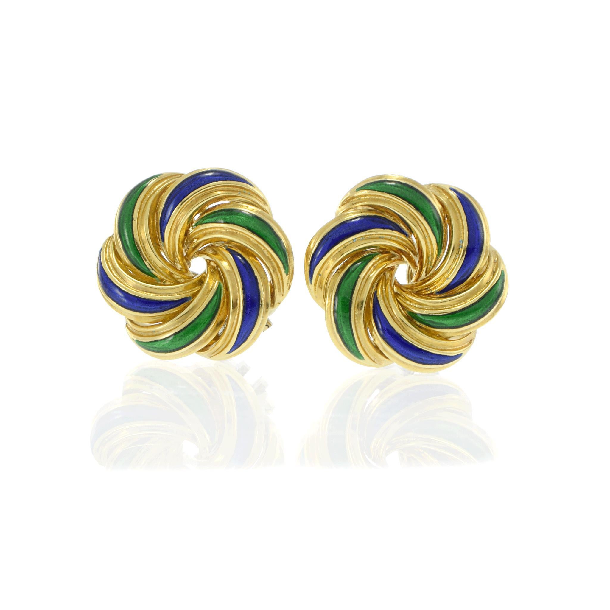 Alrededor de 1970

Estos pendientes de clip están fabricados en oro de 18 quilates y presentan un diseño arremolinado con detalles de esmalte verde y azul alternados. El intrincado dibujo crea un efecto dinámico y llamativo.

El peso total es de