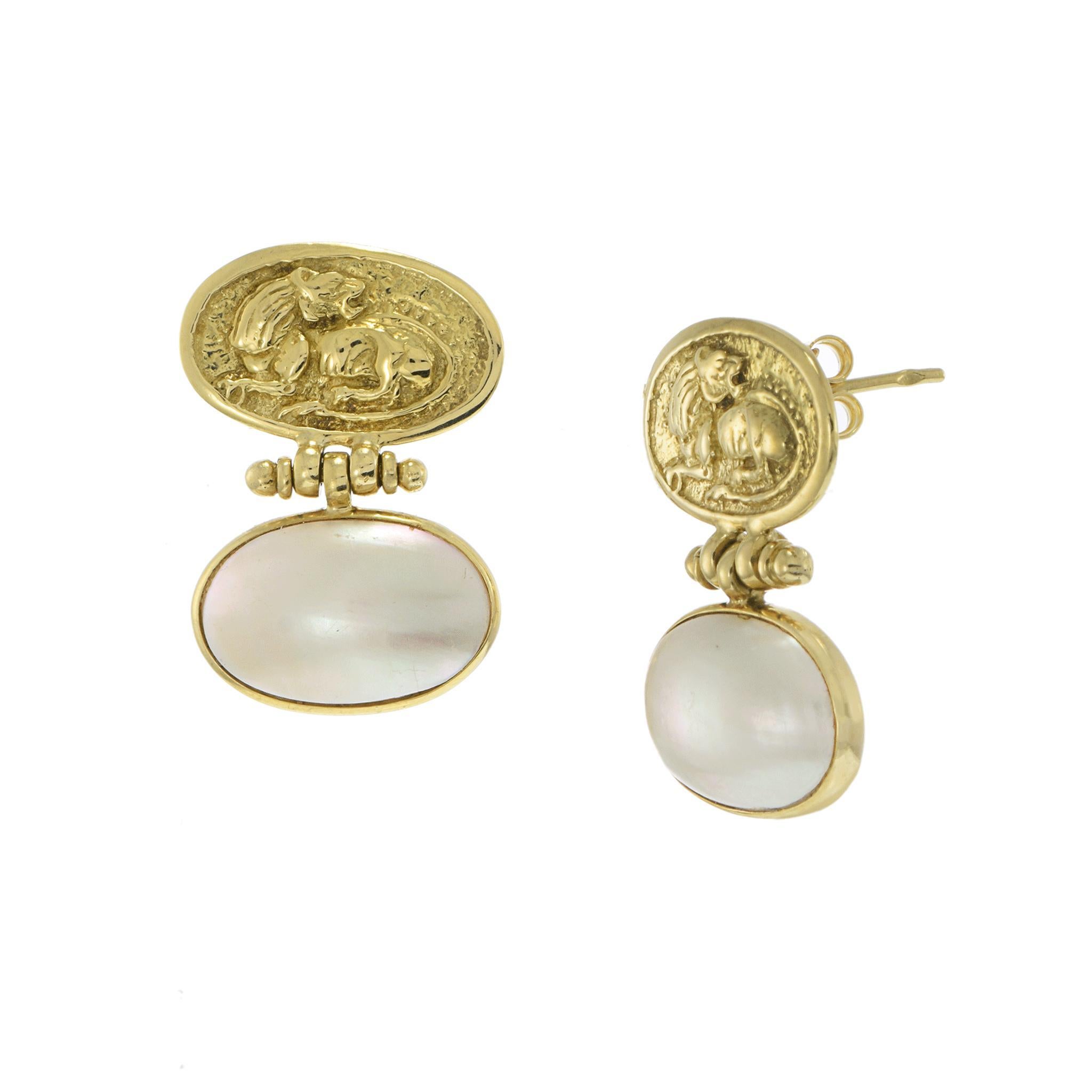 Estos pendientes vintage, un diseño atrevido y poco común de la década de 1970, combinan luminosas perlas mobe ovaladas con medallones de monedas de tigre con intrincados detalles, fundidos en oro amarillo macizo de 18 quilates. La estructura