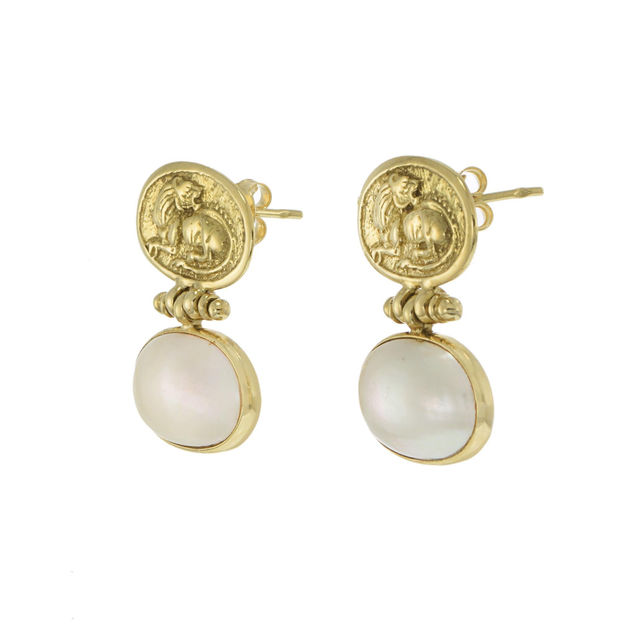 Pendientes vintage de perlas mobe de oro amarillo de 18 quilates de los años 70 con motivo de moneda de tigre Corte oval en venta