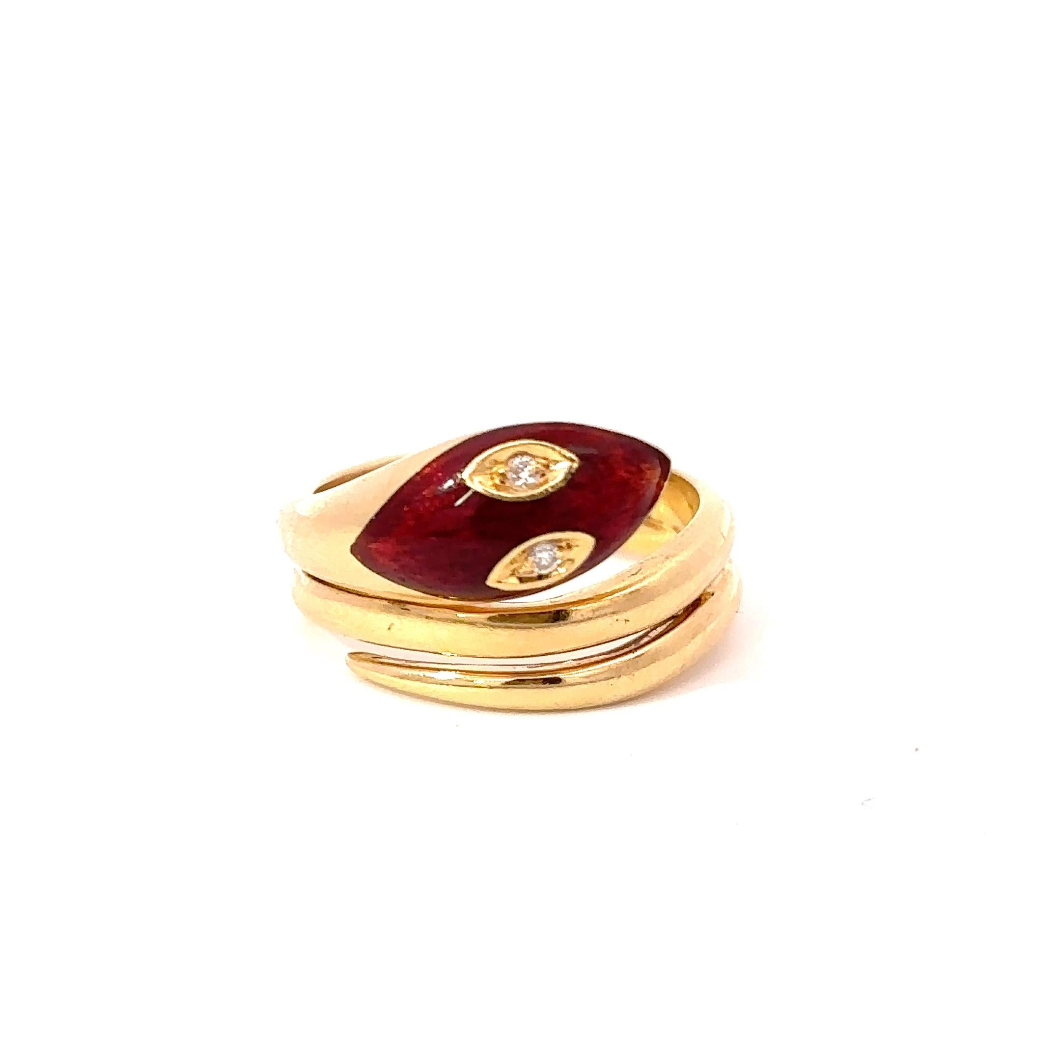Dieses exquisite Schmuckstück aus den 1970er Jahren ist aus 18-karätigem Gold gefertigt und verfügt über 0,02CT-TW feinster Diamanten und eine klassische rote Emaille. Als Wickelring getragen, ist er das perfekte Accessoire für jedes Outfit. Größe