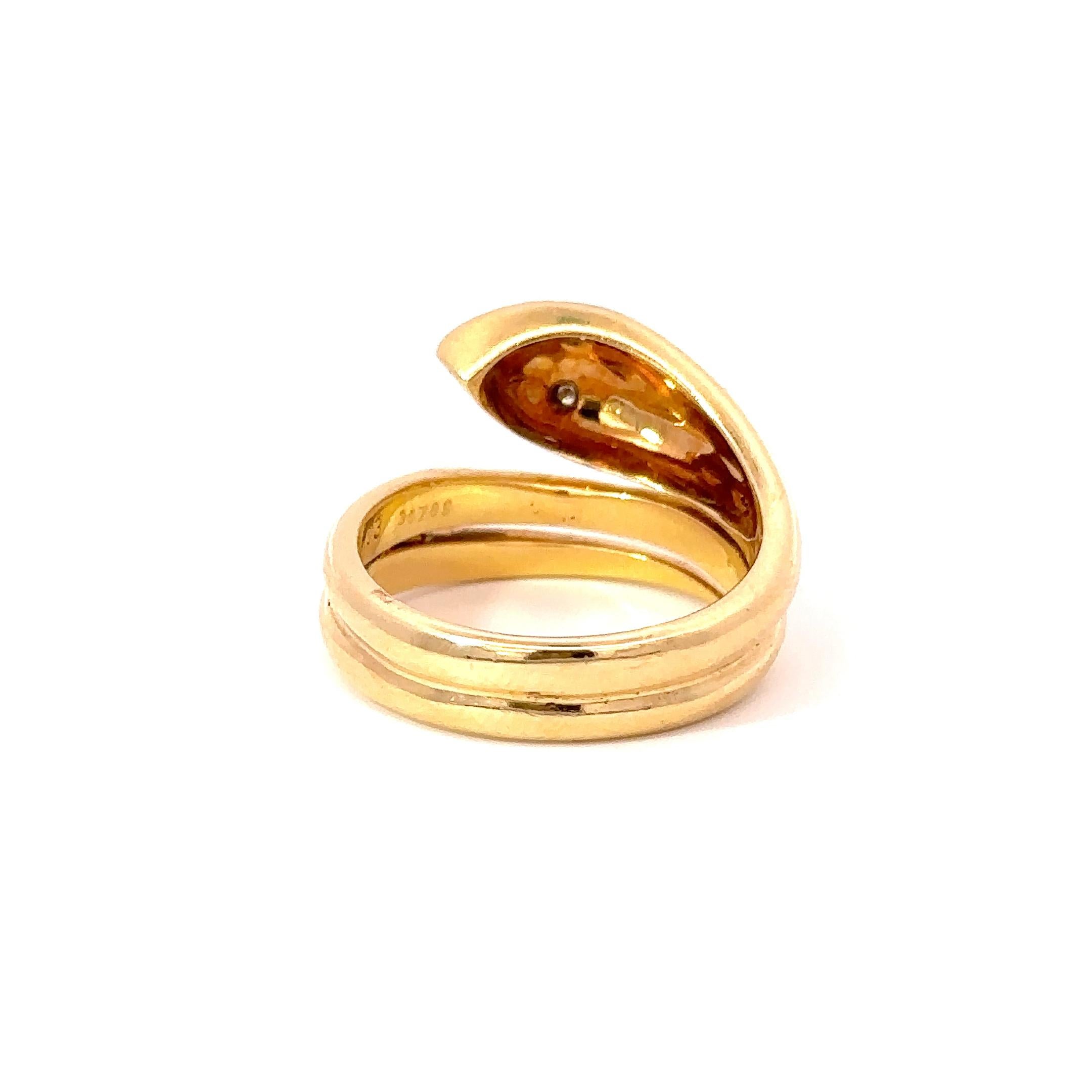 Vintage 1970er Jahre 18KT Gelbgold Rote Emaille und Diamant Schlangen-Wickelring (Rundschliff) im Angebot