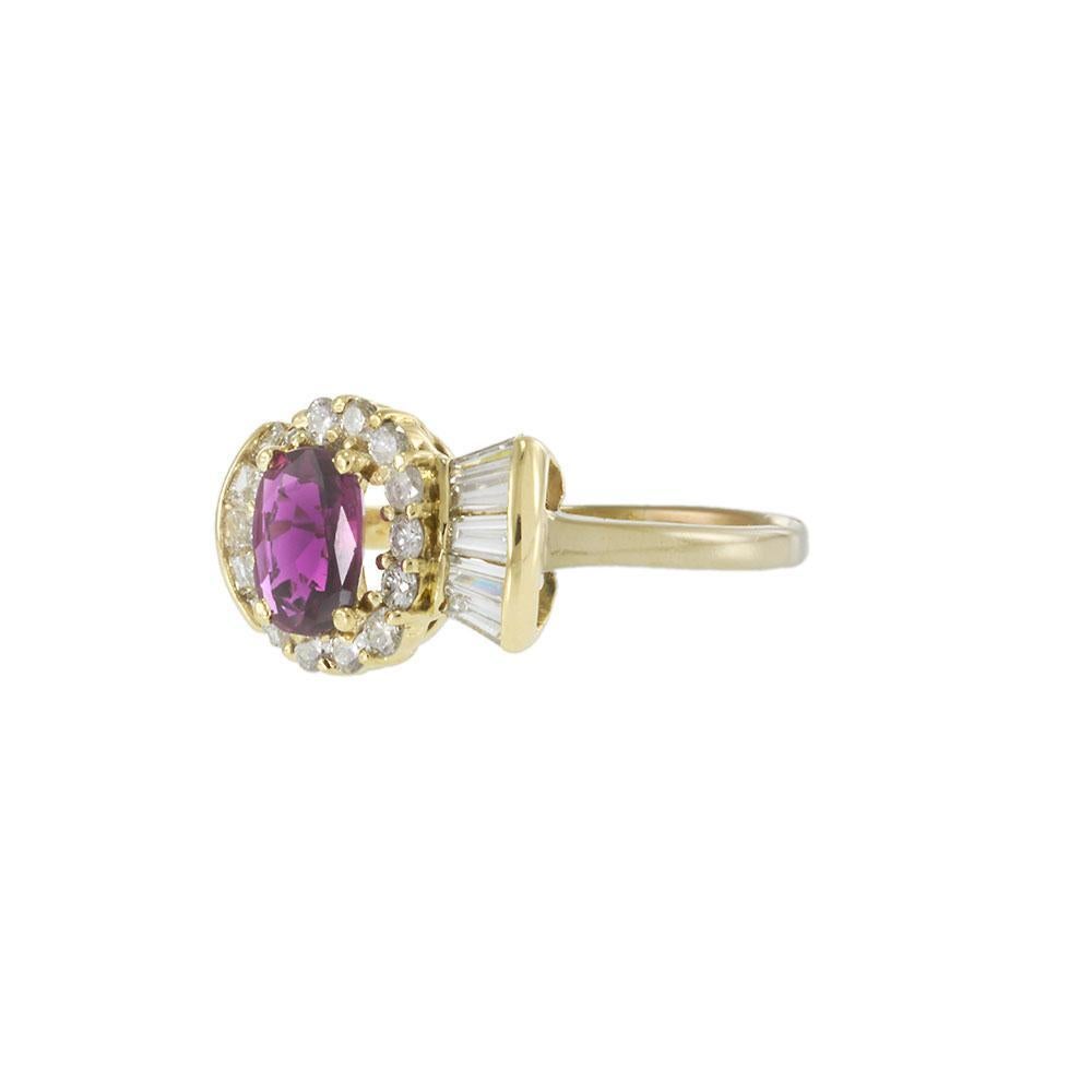 Trésor intemporel des années 1970, cette bague vintage en rubis et diamants capture la sophistication audacieuse de son époque avec une touche ludique. En son centre, un rubis ovale de 0,84 carat rayonne d'un rouge magenta profond, encadré d'un halo