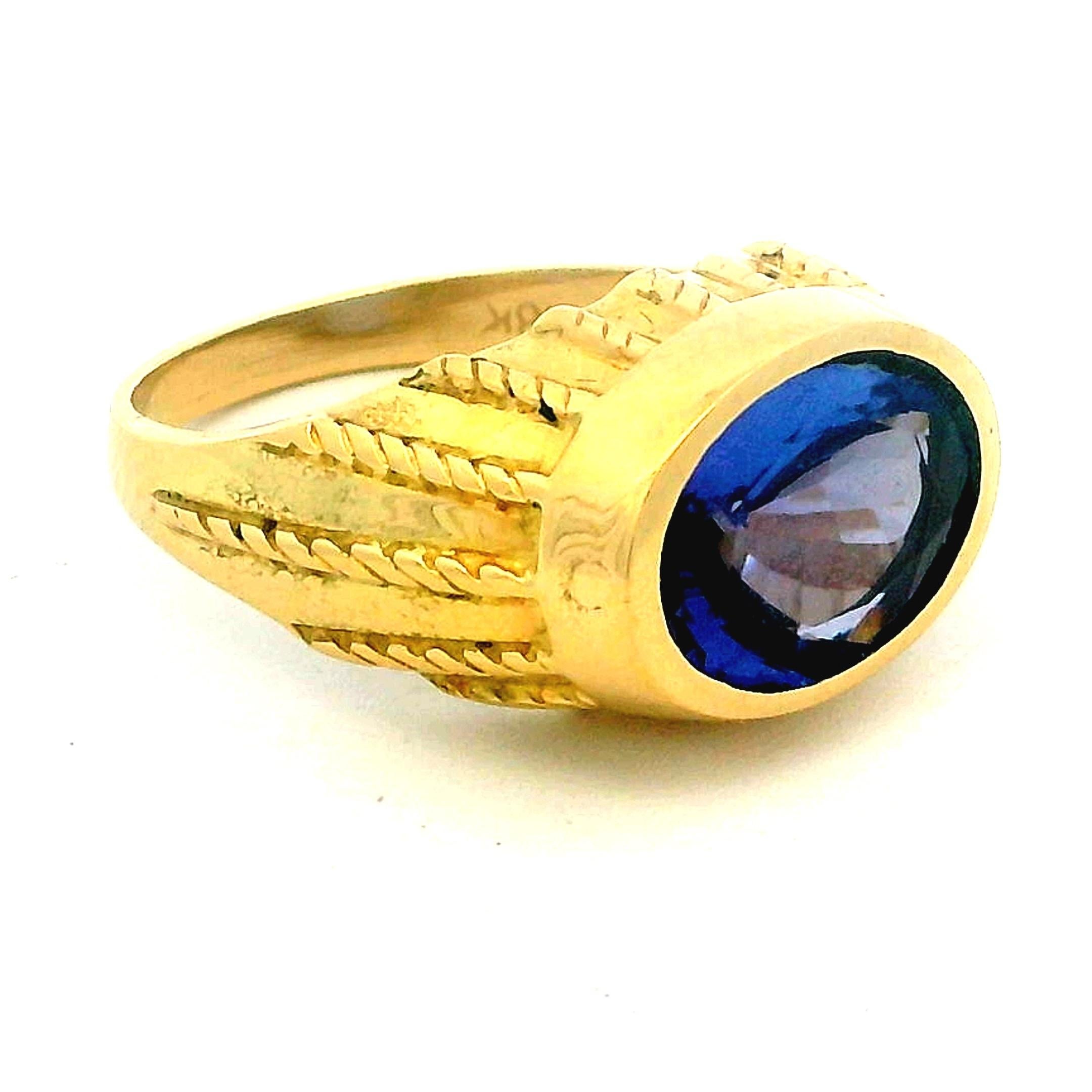 Un anello cocktail vintage, realizzato in oro giallo 18 carati e con una rara tanzanite ovale da 4,00 carati. Scoperta solo nel 1967 ai piedi del Monte Kilimanjaro, la tanzanite rimane una delle gemme più ambite al mondo, ammirata per la sua
