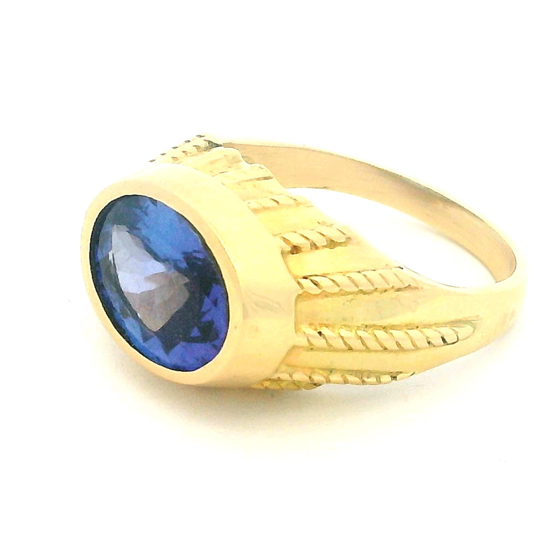 Anello vintage degli anni '70-'80 in oro giallo 18 carati con tanzanite da 4 carati in vendita 2