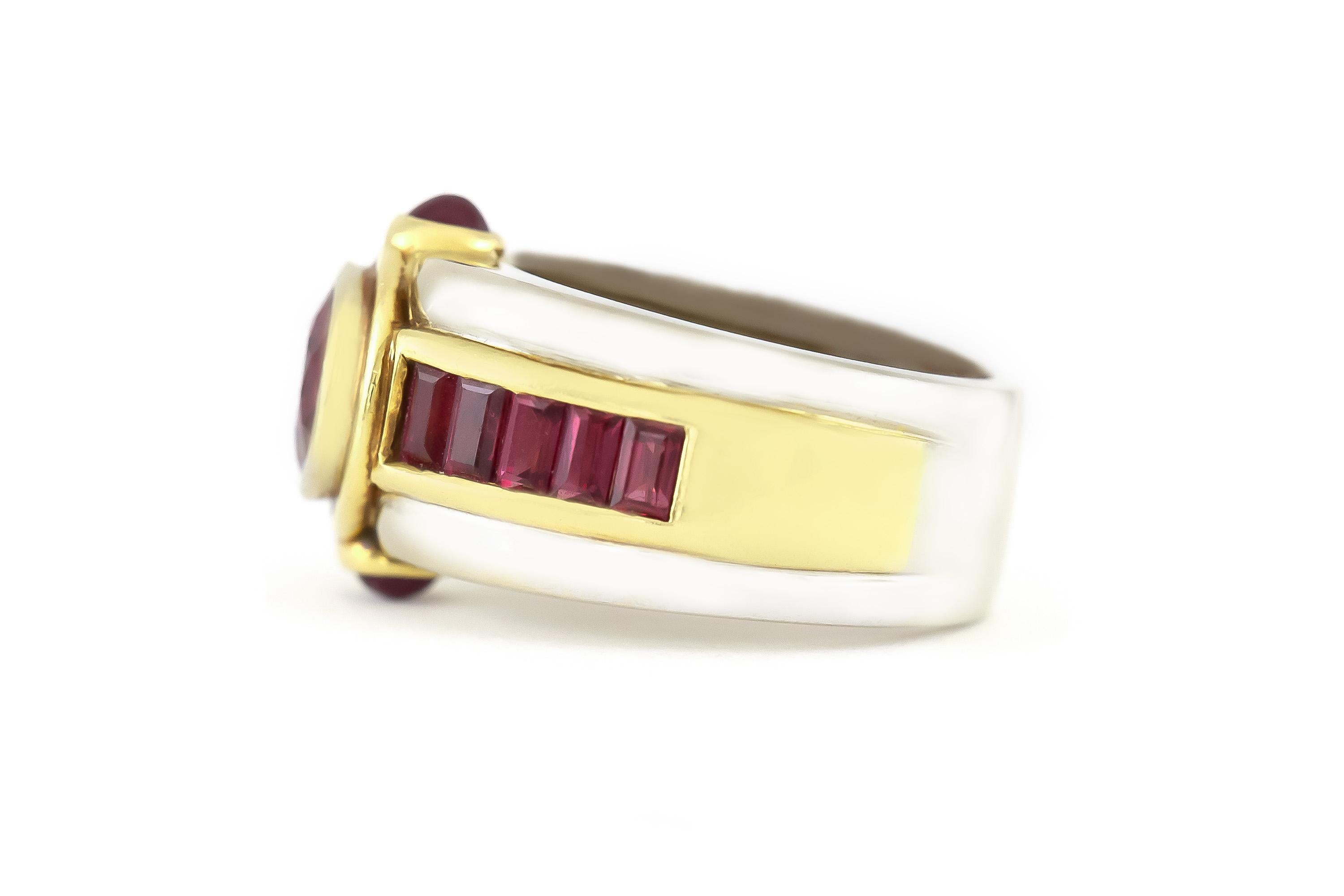 Finement réalisé en or jaune et blanc 18k avec un rubis central de taille ovale pesant environ 2,50 carats, accentué par des rubis de taille baguette et cabochon pesant au total environ 1,00 carat. 
Circa 1970
Taille 6 1/2, redimensionnable