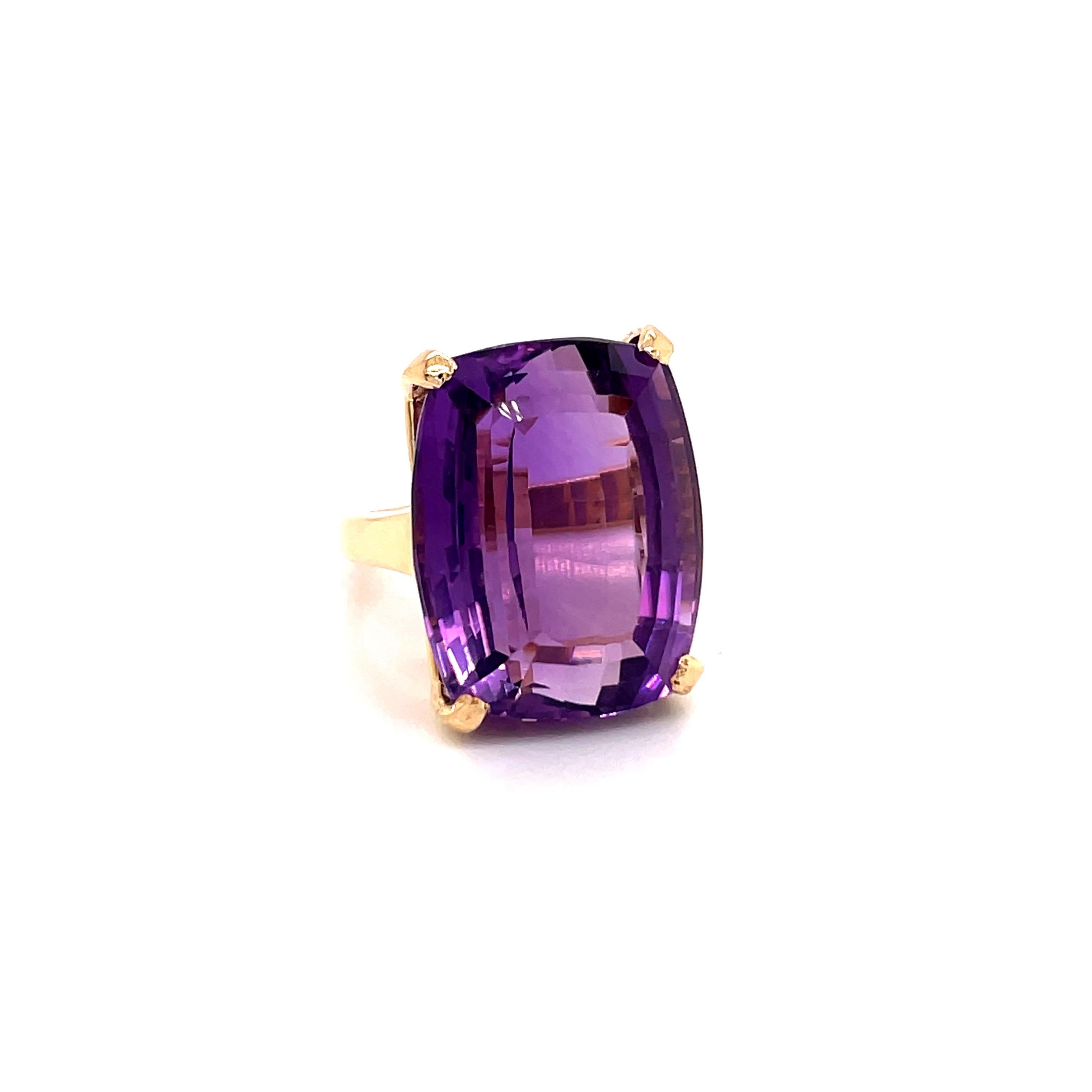 Vintage 1970's 35ct Cushion Cut Amethyst Ring - Der Amethyst wiegt etwa 35ct und misst 23 x 18mm.  Die Fassung ist aus 14k Gelbgold mit einer Fingergröße von 6,5, die auf Anfrage angepasst werden kann.  Der Ring wiegt 17,6 Gramm
