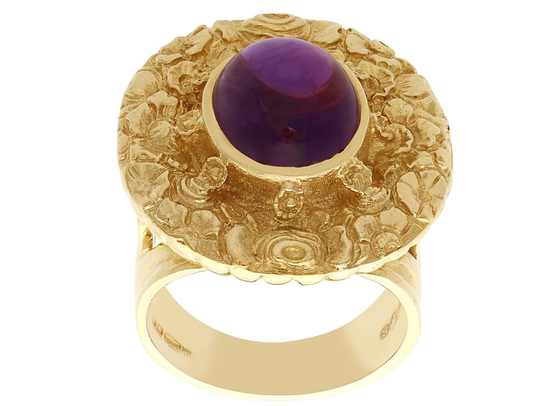 Vintage 1970s 3.77 Carat Amethyst and Yellow Gold Cocktail Ring In Excellent Condition For Sale In Jesmond, Newcastle Upon Tyne