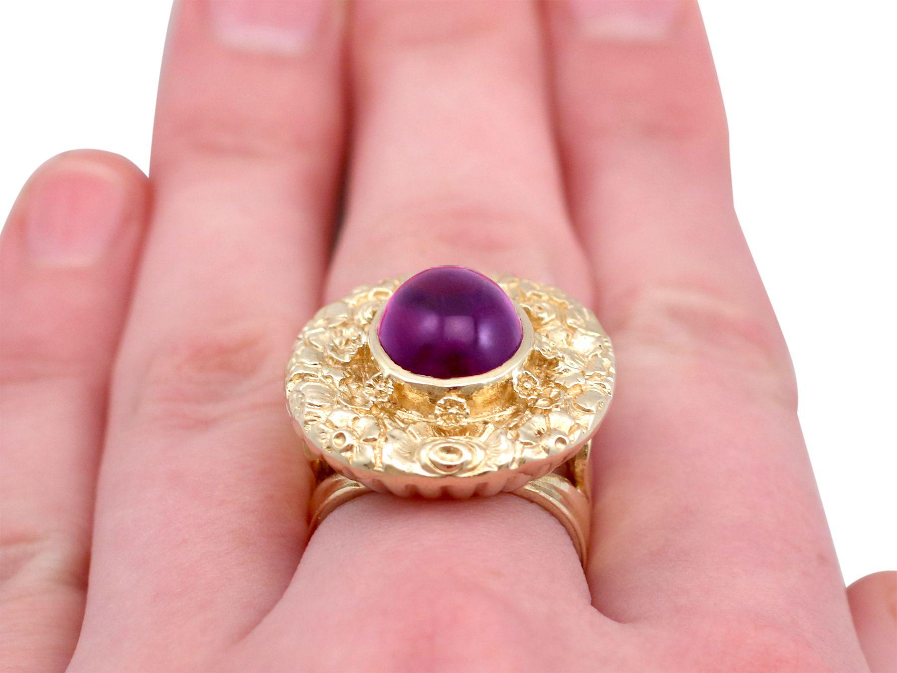 Vintage 1970s 3.77 Carat Amethyst and Yellow Gold Cocktail Ring For Sale 2
