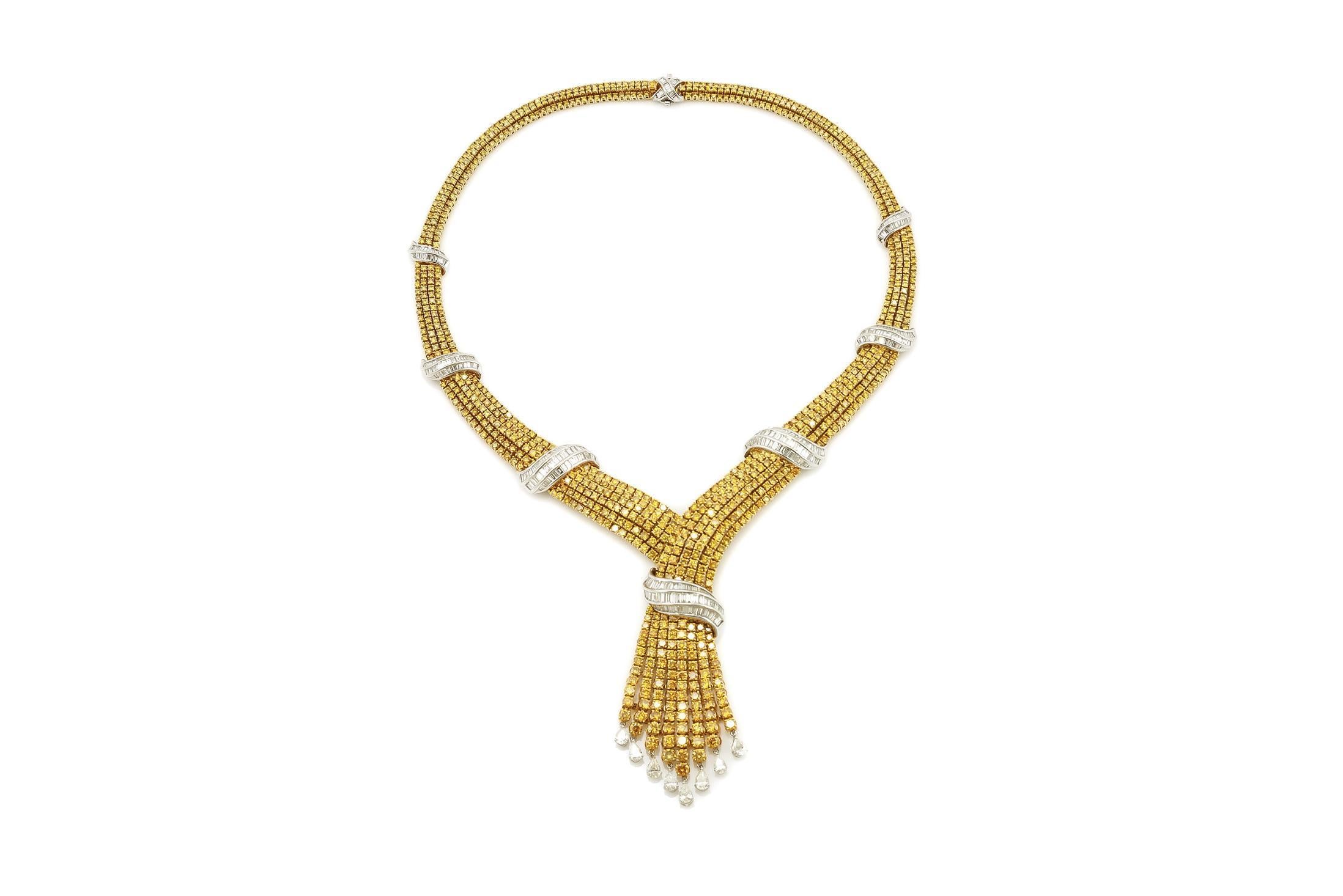 Finement réalisée en or jaune et blanc 18k avec des diamants ronds de taille Brilliante Fancy Deep Yellow pesant au total 48,40 carats, ainsi que des diamants blancs de taille Poire et Baguette pesant au total 17,05 carats.
Circa 1970
Collier : 18