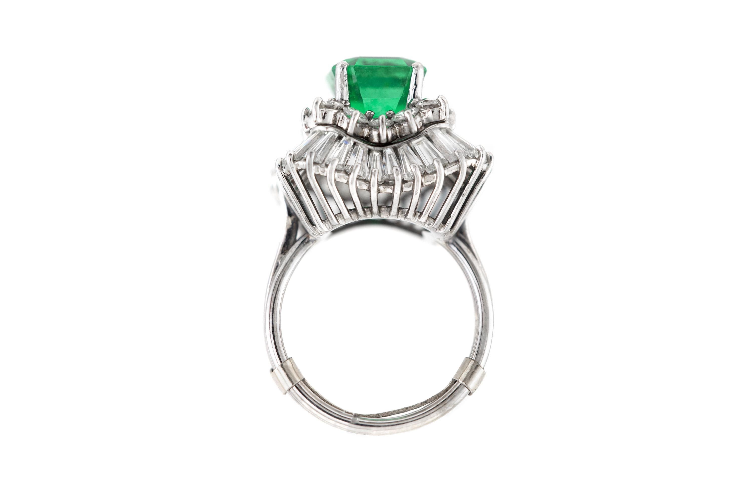 Finemente realizzato in platino con uno smeraldo colombiano certificato AGL che pesa  7,00 carati, incastonati in una montatura Ballerina con diamanti rotondi a brillante e baguette affusolati per un peso totale di circa 4,00 carati.
Circa