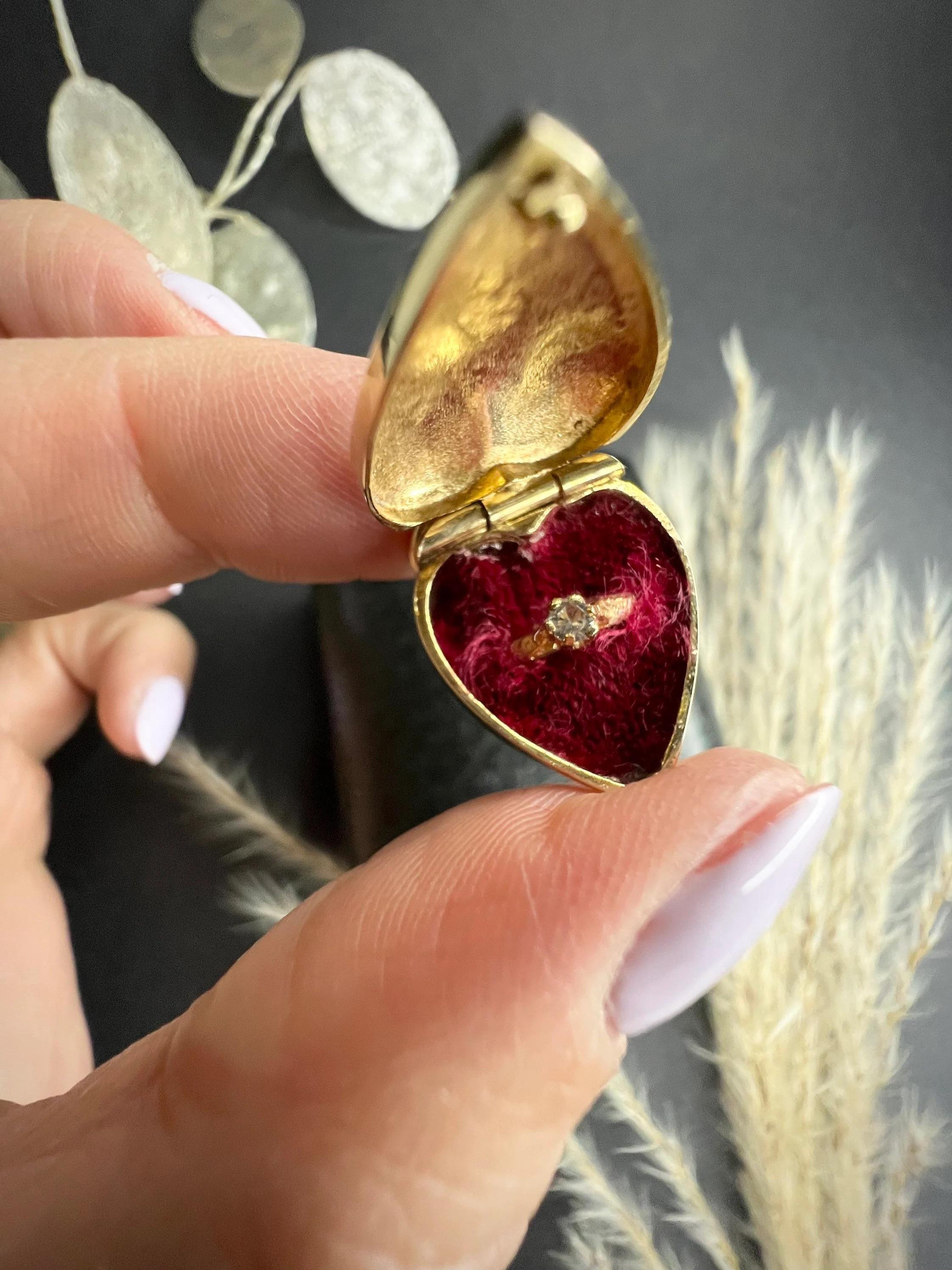 Vintage 1970's 9ct Gold Heart Locket Pendentif with Tiny Diamond Ring Unisexe en vente