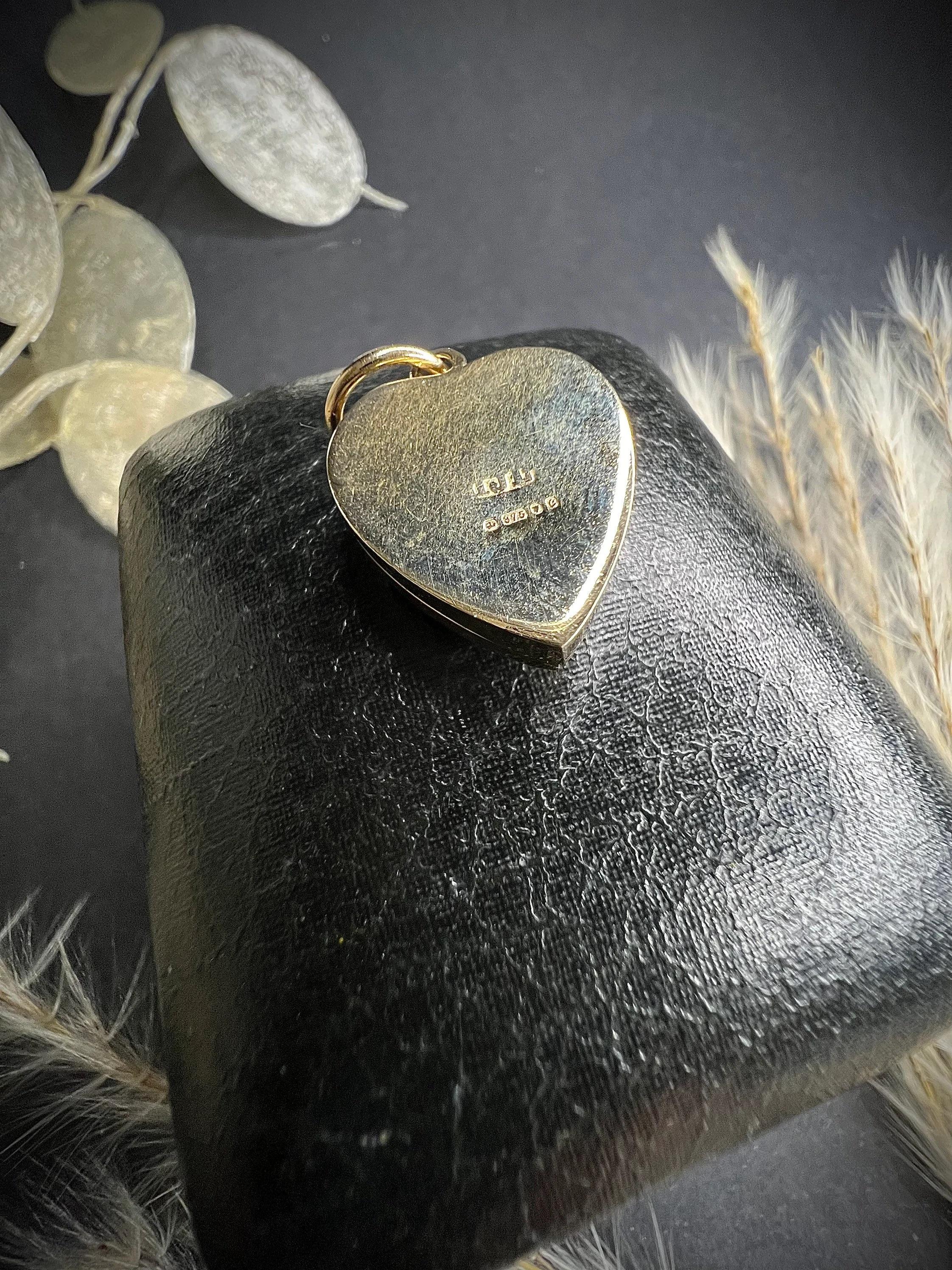 Vintage 1970's 9ct Gold Heart Locket Pendentif with Tiny Diamond Ring en vente 3
