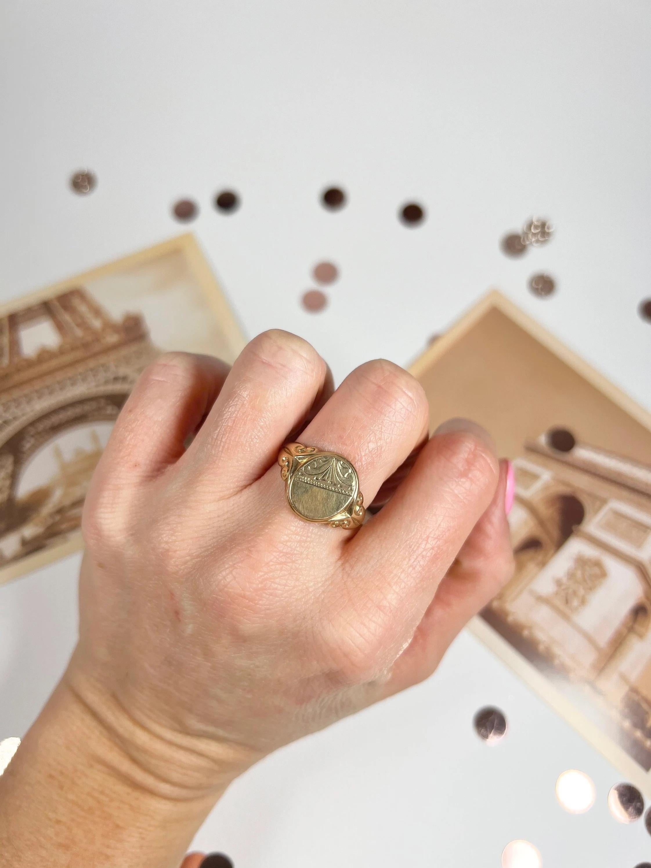 Vintage 1970's 9ct Gold Oval Signet Ring im Zustand „Gut“ in Brighton, GB