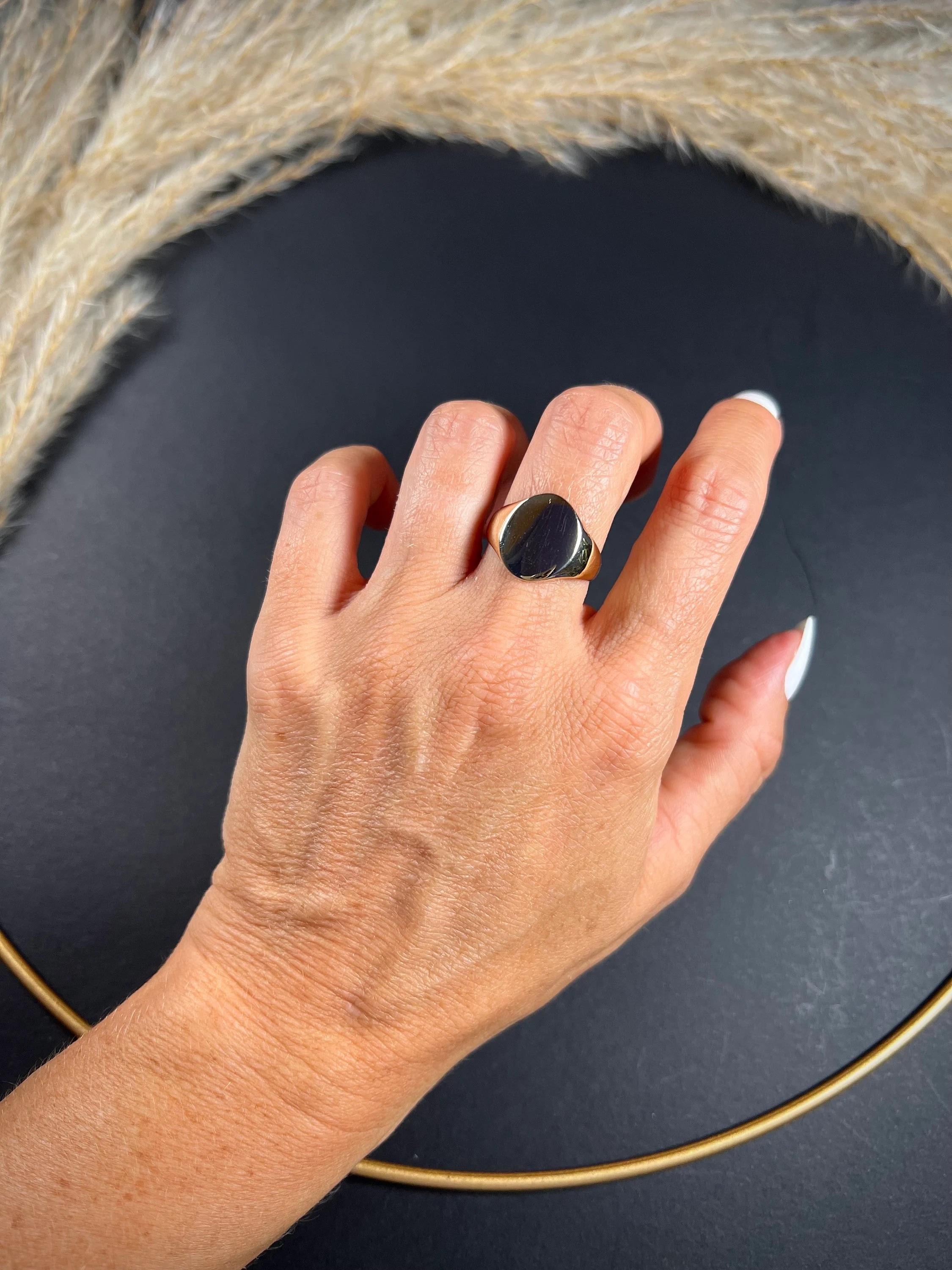 Vintage 1970's 9ct Gold Oval Signet Ring Bon état - En vente à Brighton, GB