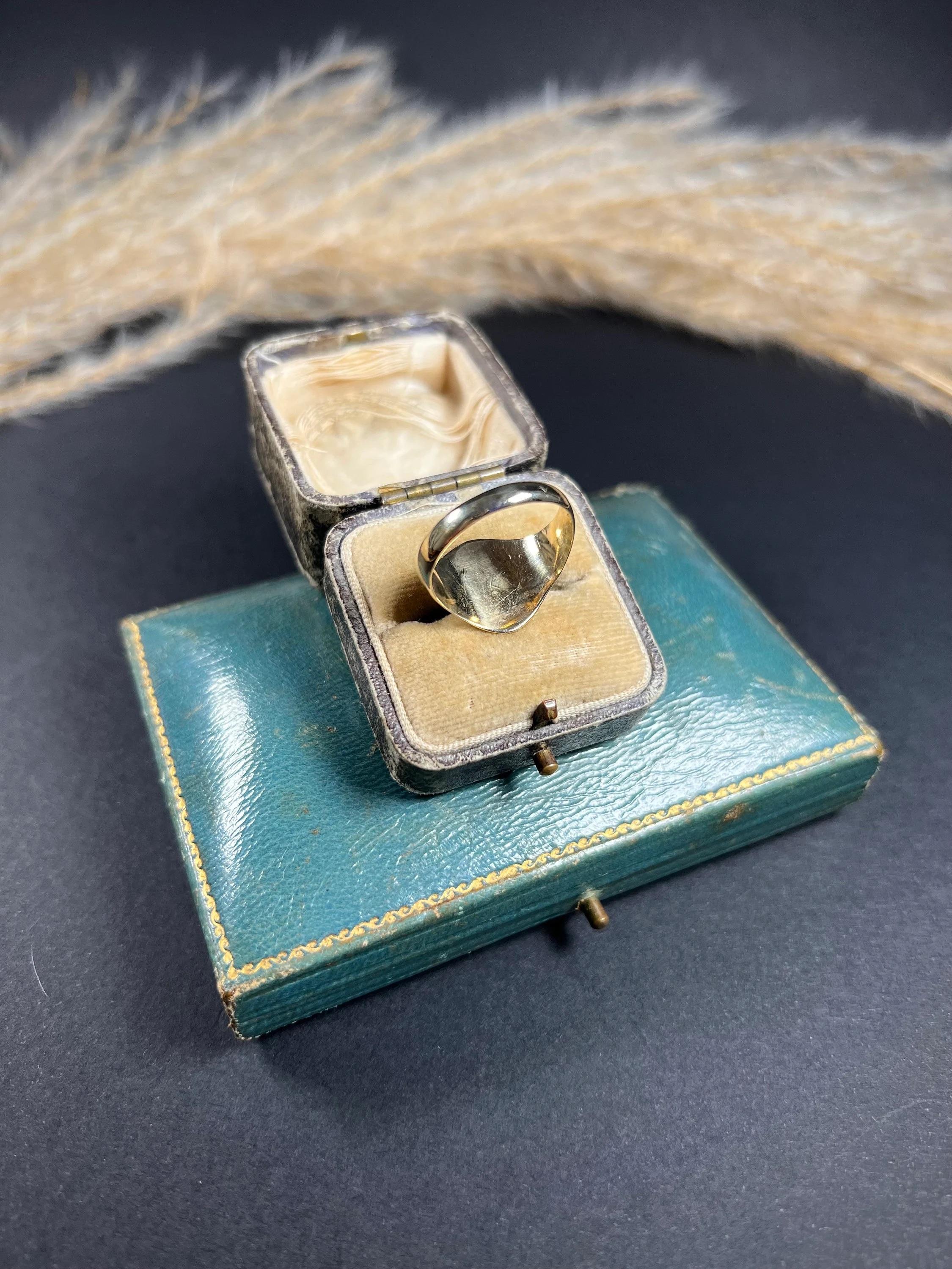 Vintage 1970's 9ct Gold Oval Signet Ring en vente 1