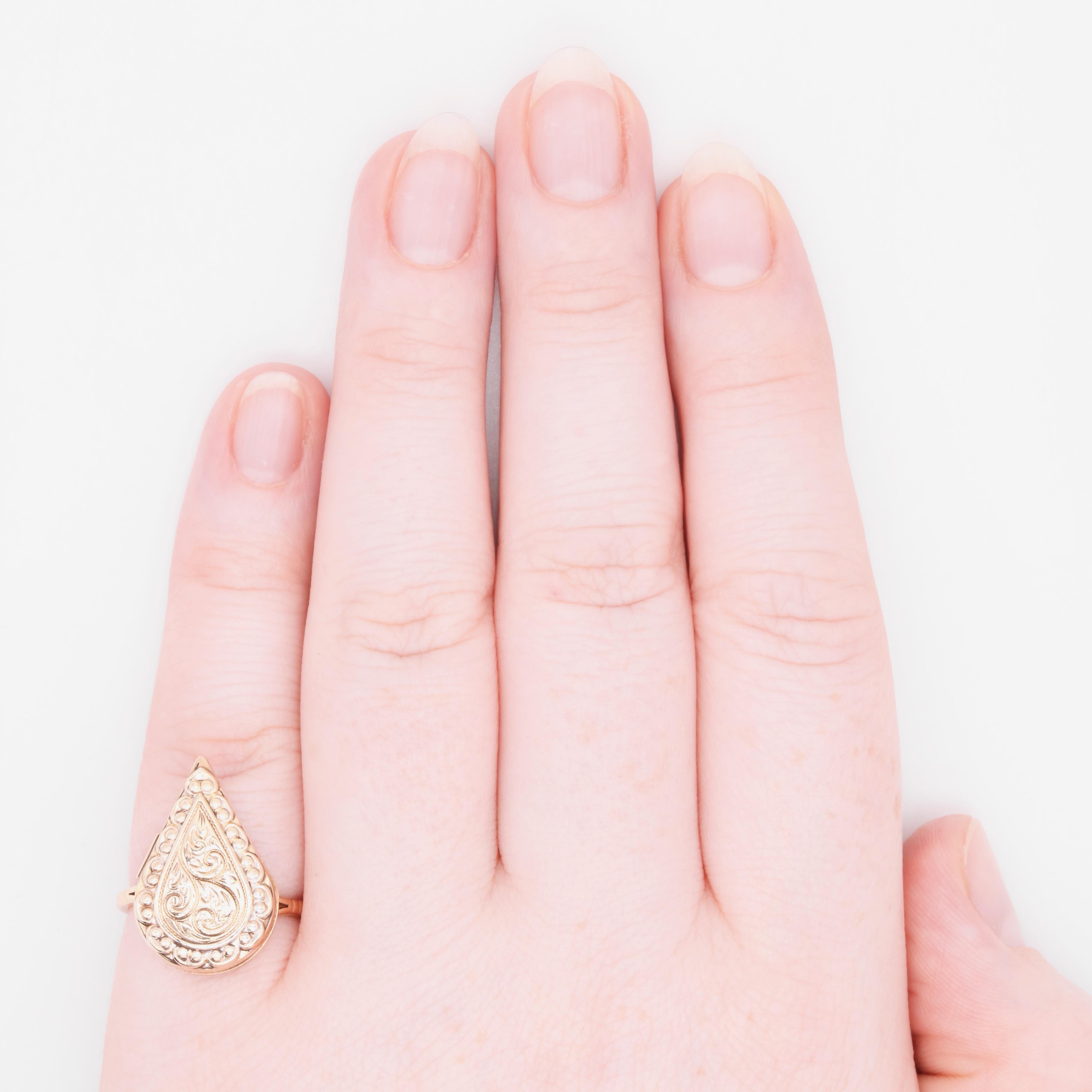 Vintage 1970s 9K Yellow Gold Teardrop Shaped Engraved Locket Ring For Sale 8