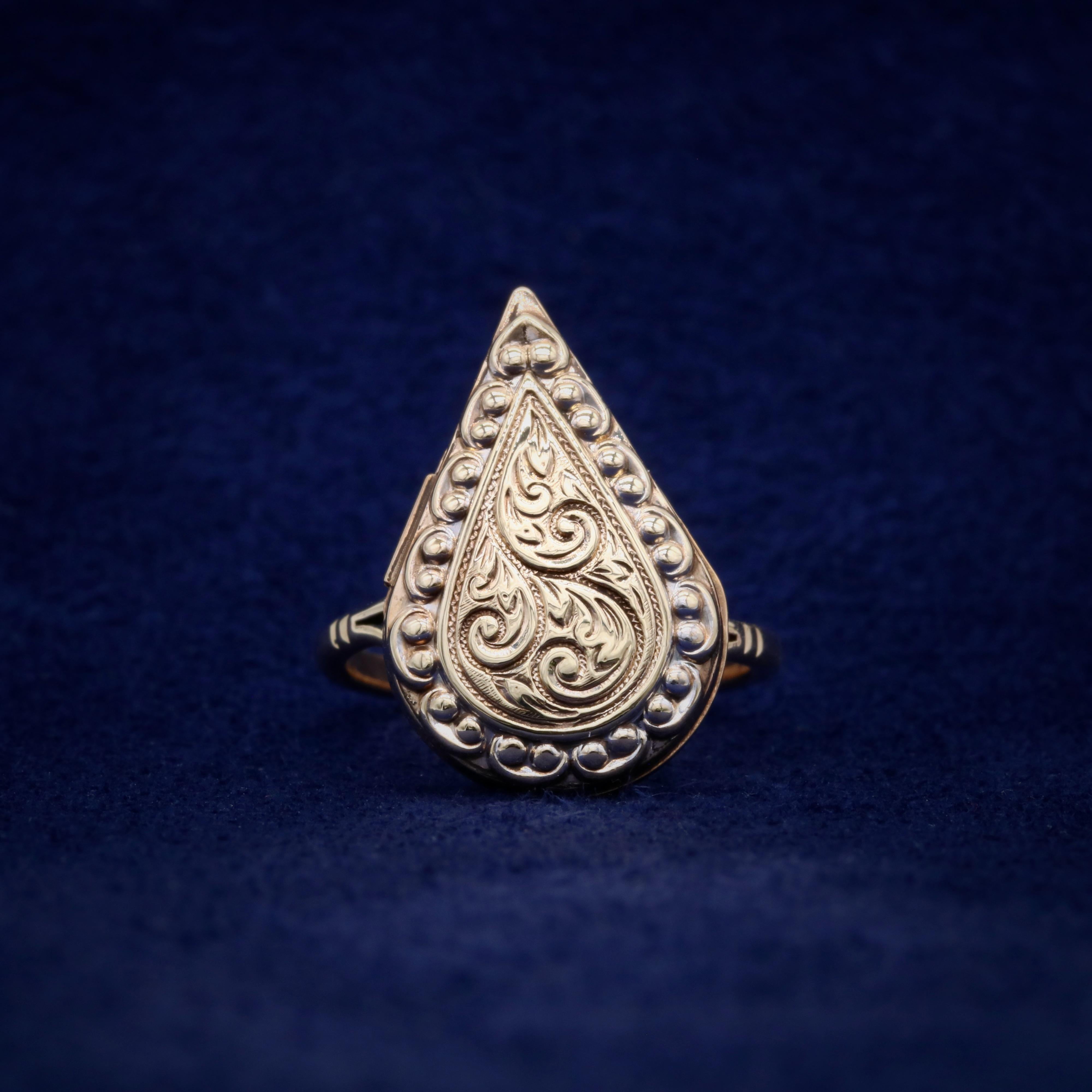 Vintage 1970s 9K Yellow Gold Teardrop Shaped Engraved Locket Ring In Good Condition For Sale In Staines-Upon-Thames, GB