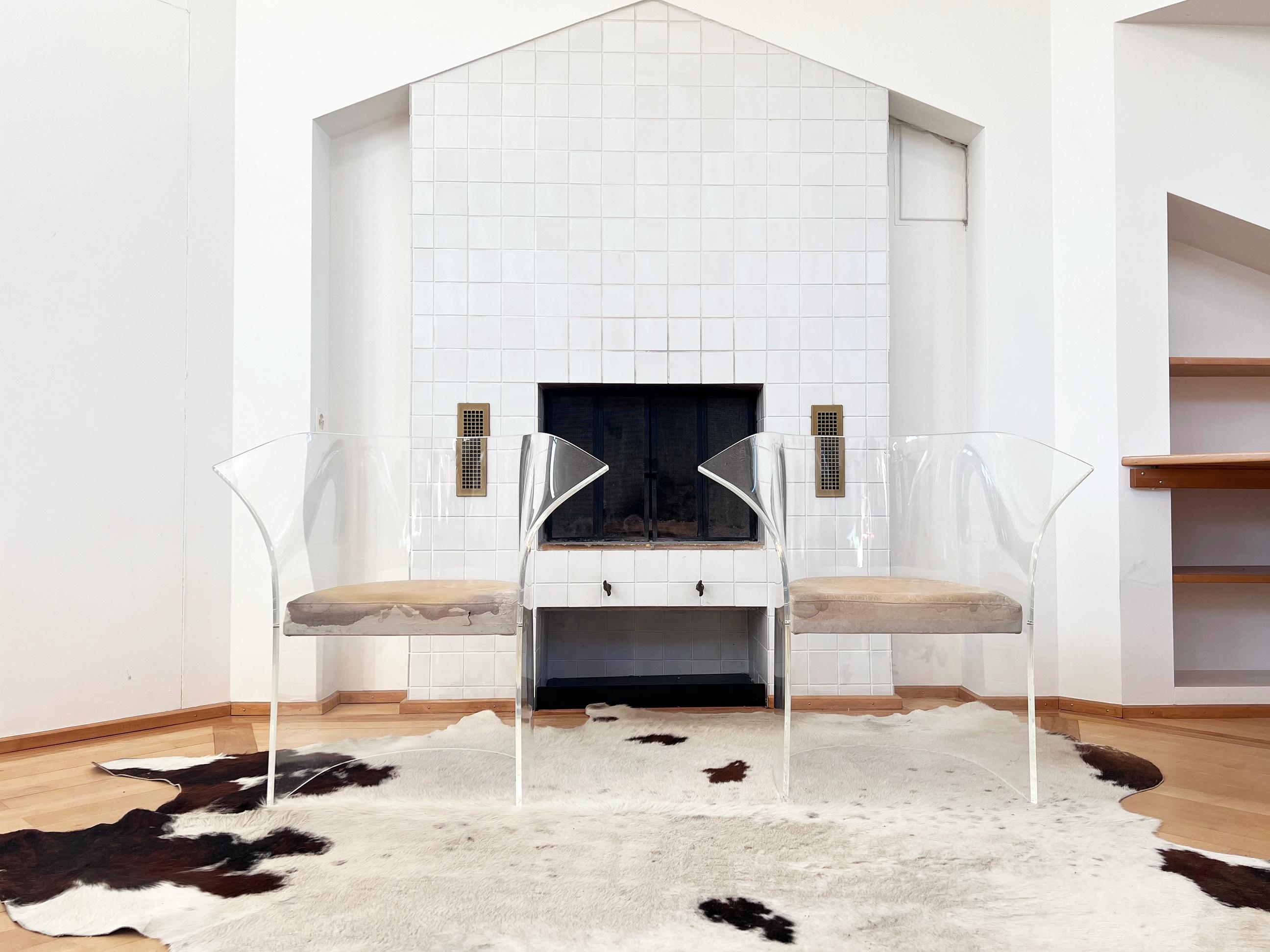Cette chaise unique en son genre est fabriquée en verre acrylique transparent et date des années 1970.

Il a été acquis auprès d'une villa suisse et se trouvait dans le pool house. La chaise est dotée d'une assise en cuir beige d'origine. Sa