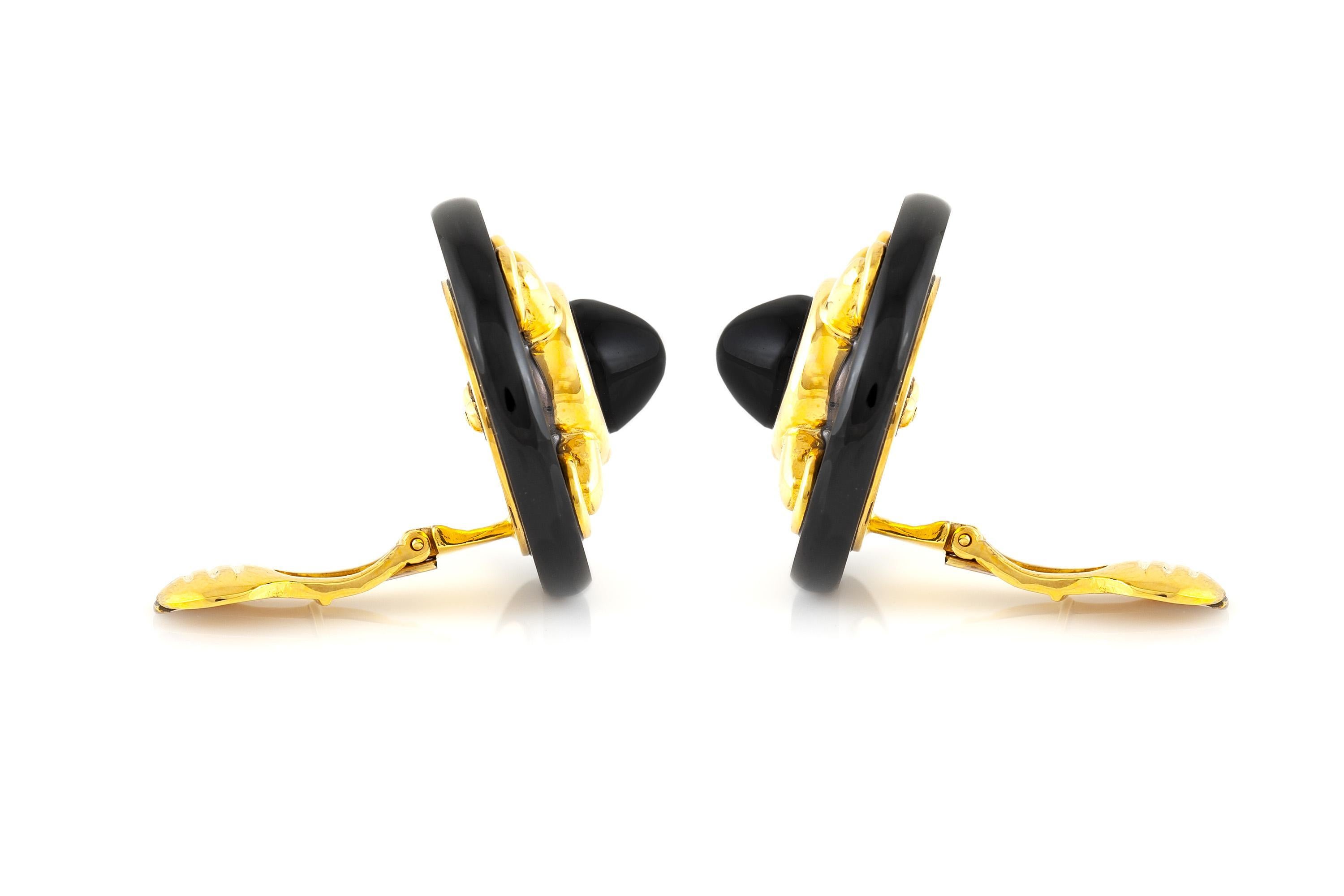 Finement réalisé en or jaune 18 carats avec de l'onyx.
Signé par Aldo Cipullo
Circa 1974
1 1/8 pouce de diamètre