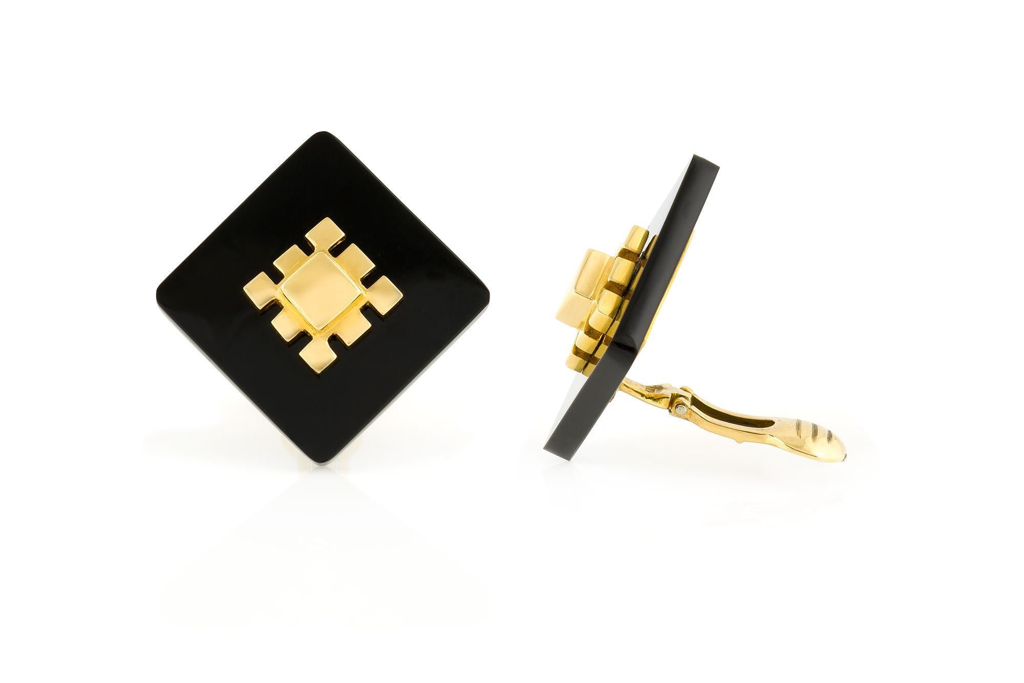 Finement réalisé en or jaune 18 carats avec de l'onyx.
Signé par Aldo Cipullo
Circa 1970
1 3/8 x 1 3/8 pouces