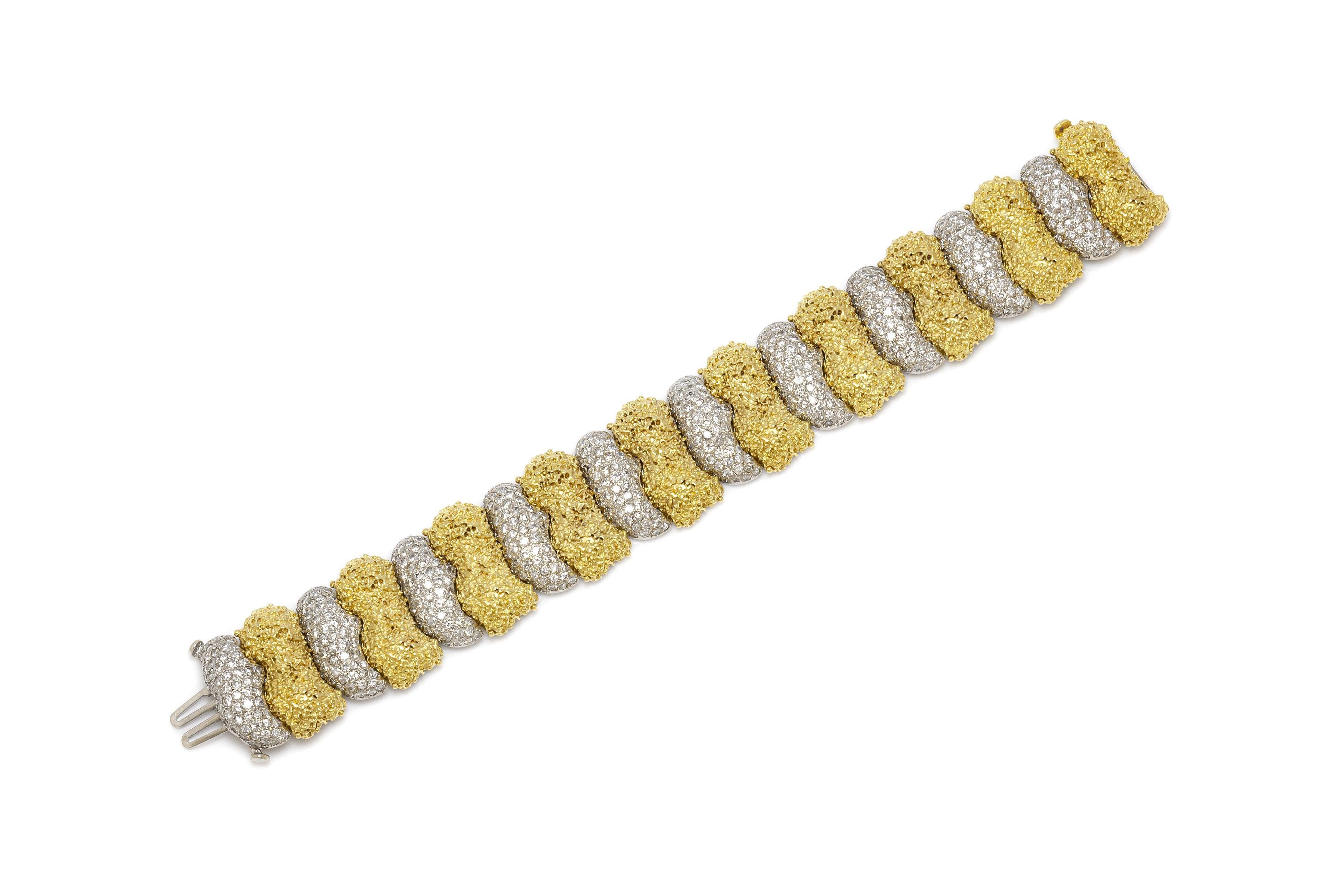 Finement réalisée en or jaune et blanc 18k avec des diamants ronds de taille Brilliante pesant un total d'environ 15.00 carats, couleur G-H, pureté VS1-VS2.
Circa 1970
7 1/8 x 7/8 pouces