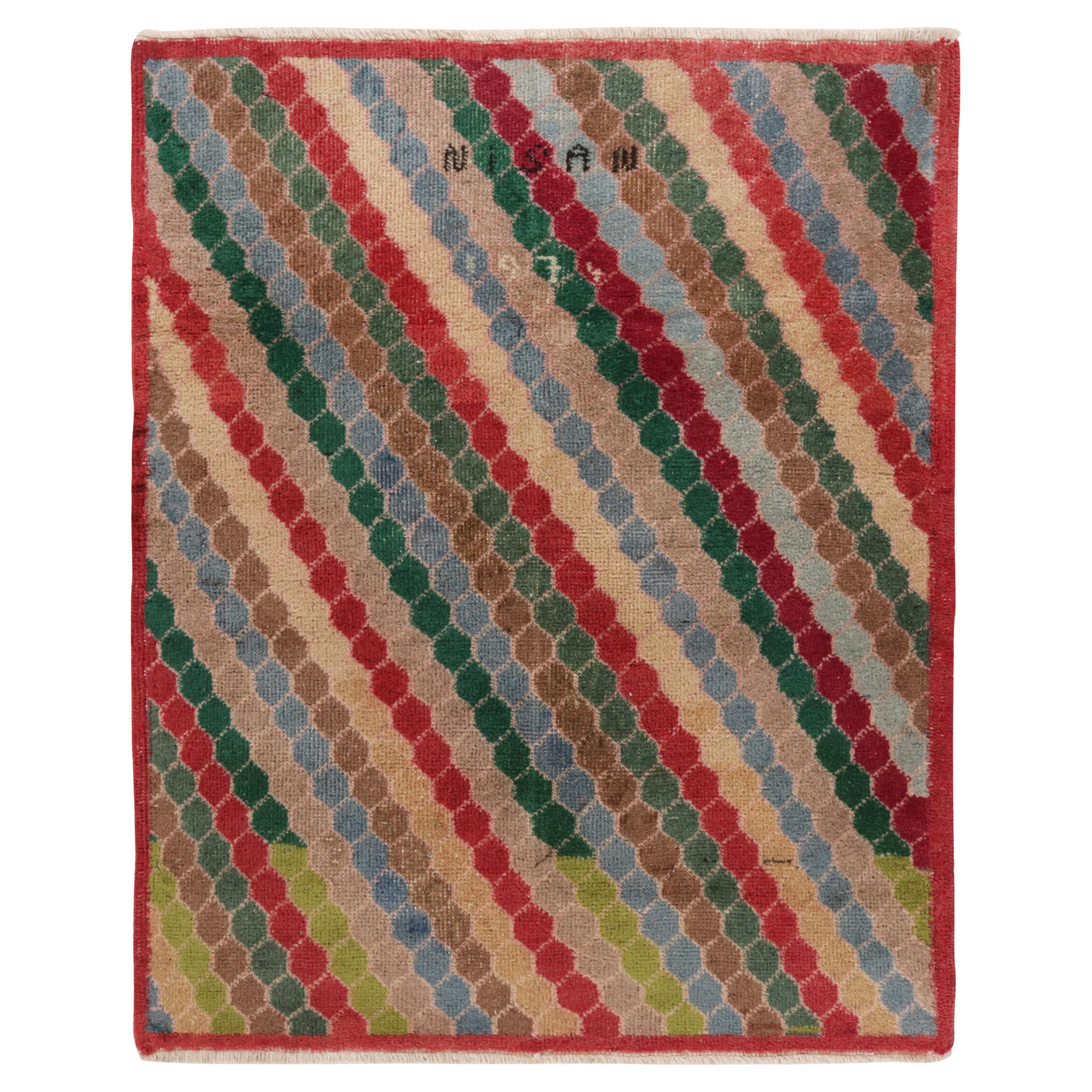 Tapis Art déco vintage des années 1970 en rouge, beige et marron à motif géométrique par Rug & Kilim
