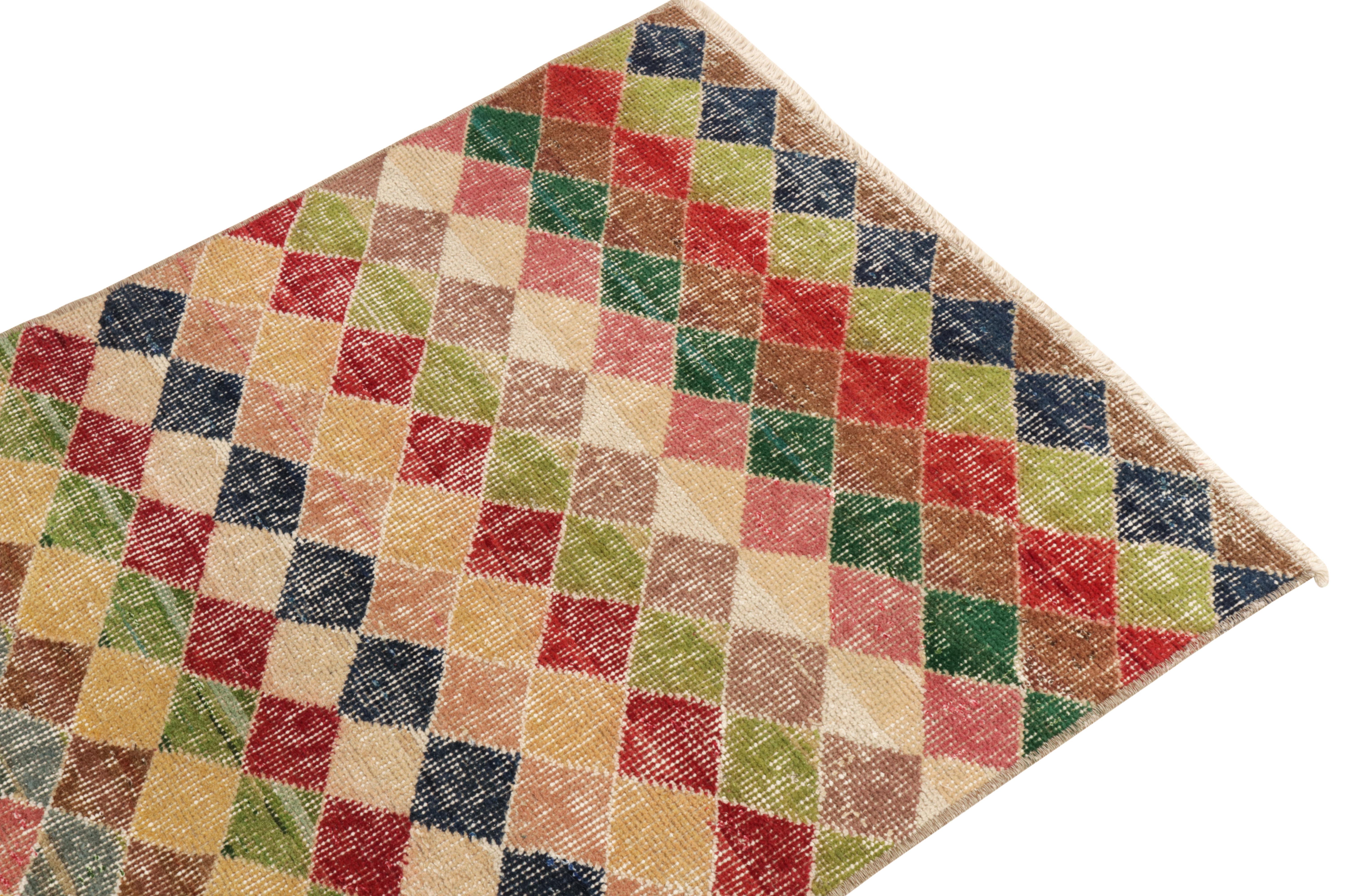 Art déco-Läufer mit mehrfarbigem geometrischem Muster von Teppich & Kelim, Vintage, 1970er Jahre im Zustand „Gut“ im Angebot in Long Island City, NY