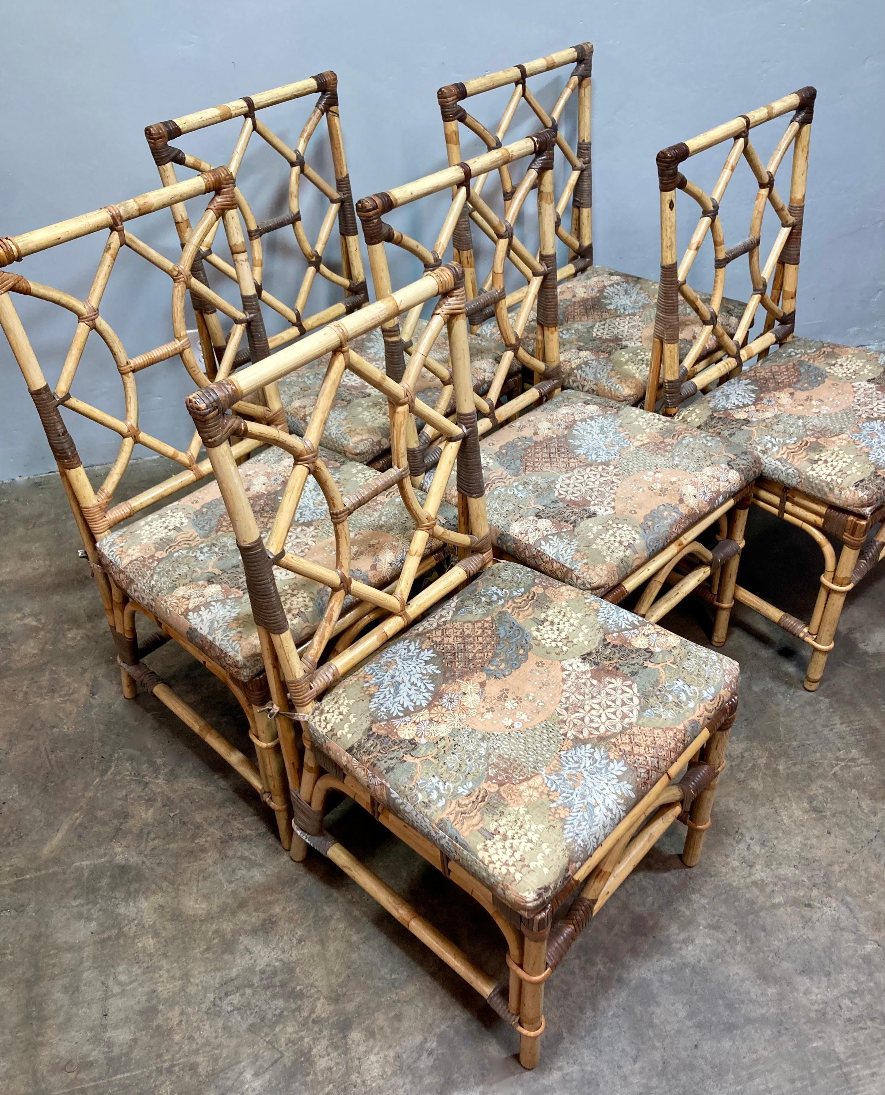 Grazioso set di 6 sedie da pranzo in bambù e rattan della metà del secolo scorso. Classico stile chippendale italiano, probabilmente degli anni '70. I cuscini vintage originali rimovibili rendono questo set perfetto per le cene in terrazza o per