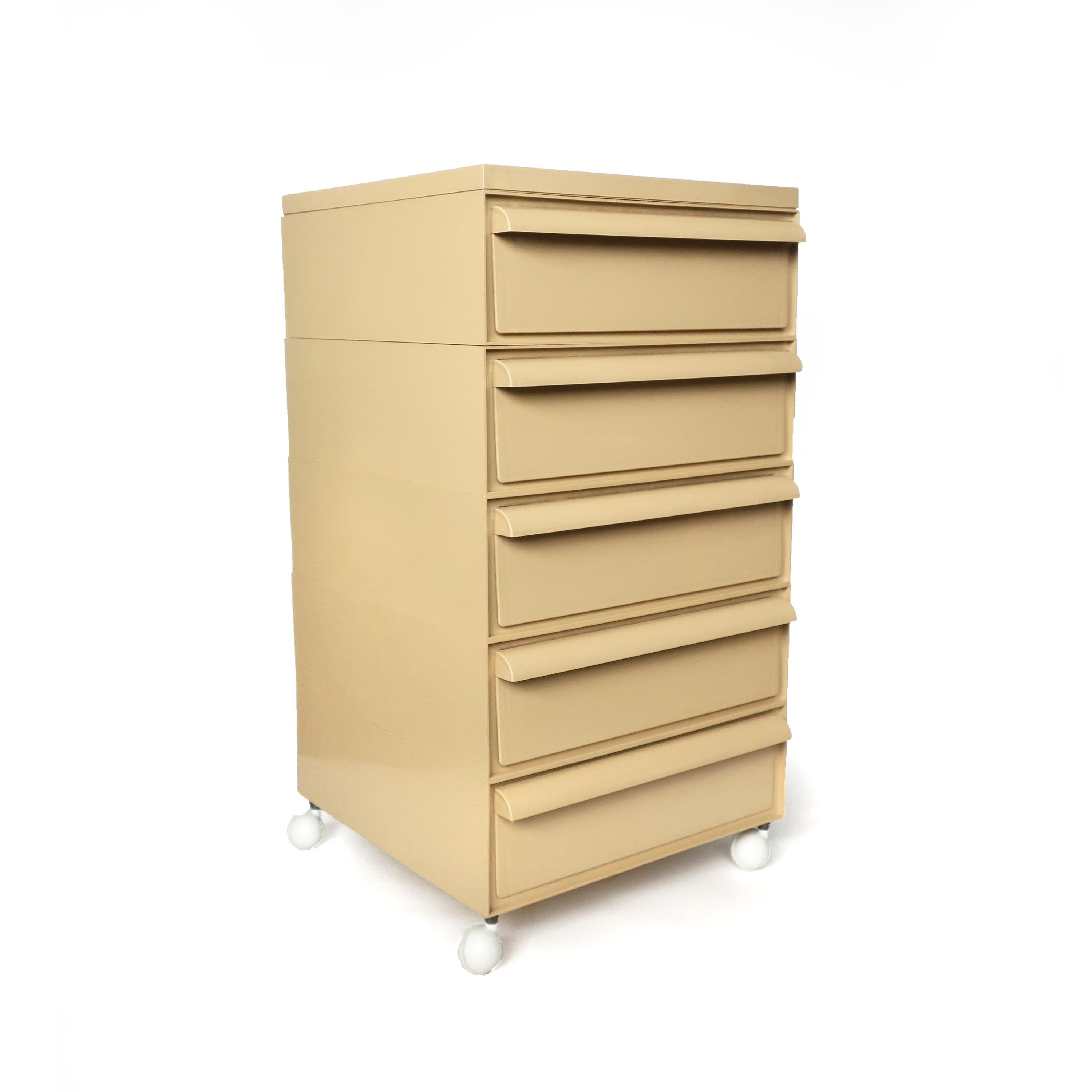 A vintage 1970s beige five drawer modular cabinet designed by Simon Fussell for Kartell’s Stacking Drawer Program storage line. Each drawer is square with a quarter-round pull. This system’s modularity allows for adding casters, stacking drawers as