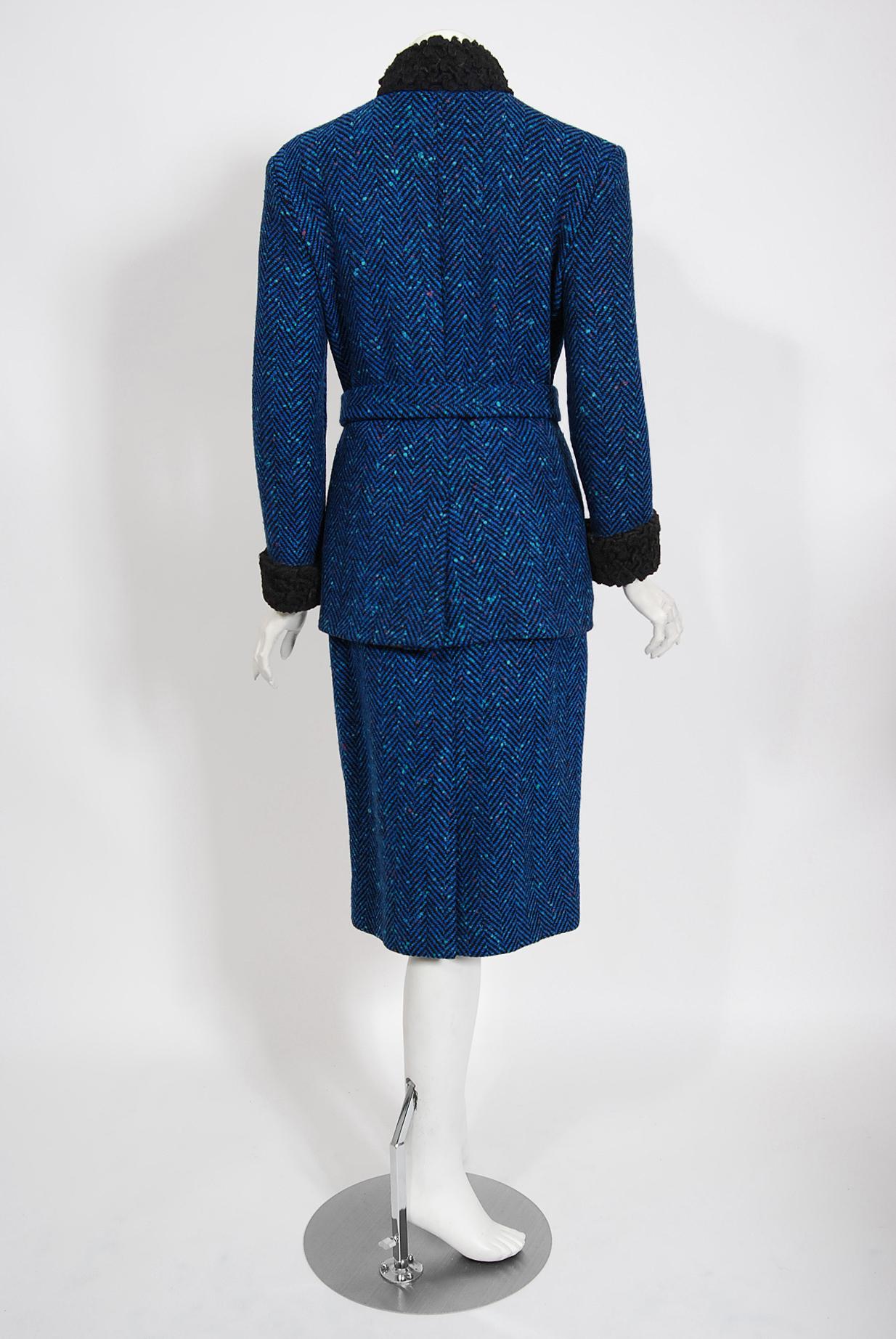 Vintage años 70 Biba of London Chaqueta con cinturón y falda de lana y piel sintética azul chevron en venta 7