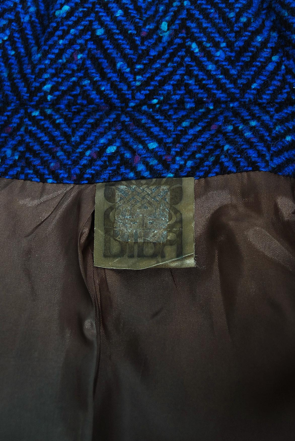 Vintage años 70 Biba of London Chaqueta con cinturón y falda de lana y piel sintética azul chevron en venta 9