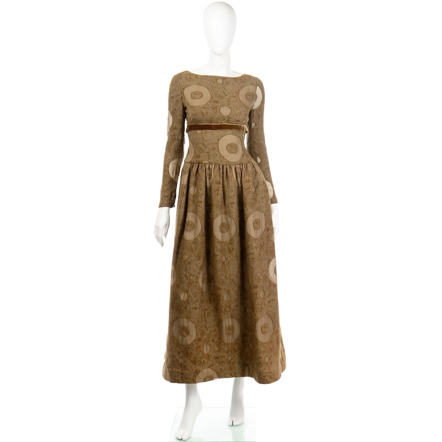 Vintage 1970s Bill Blass Brown Brown Circle Print Dress With Velvet Ribbon en vente 4